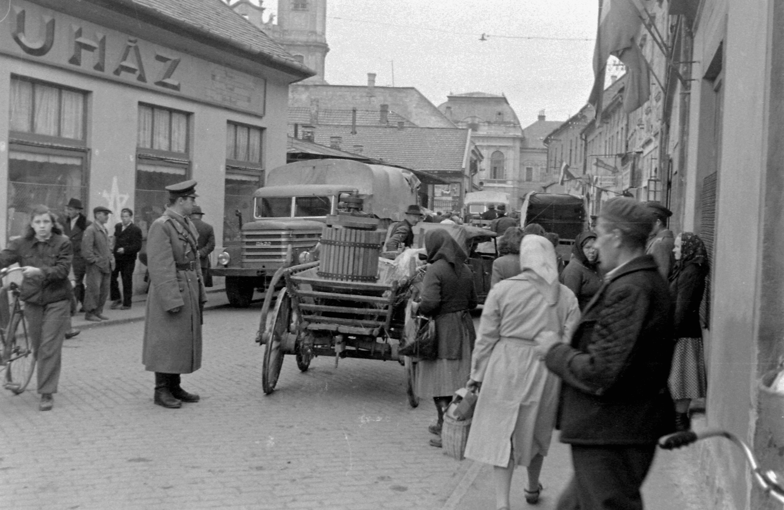 Hungary, Eger, Zalár József utca a Dobó István tér felé nézve., 1957, Magyar Rendőr, harvest, Horse-drawn carriage, cop, wine press, bicycle, Fortepan #67312