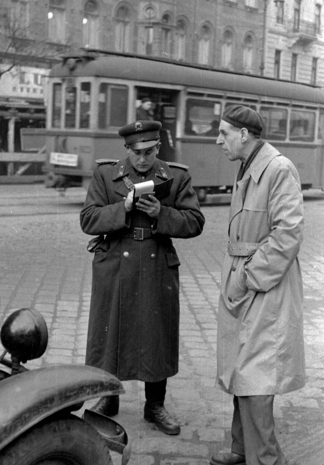 Hungary, Budapest VII., Erzsébet (Lenin) körút, háttérben a 7. számú ház és a Lucullus Étterem., 1958, Magyar Rendőr, uniform, cop, tram, identity check, Budapest, Fortepan #67316