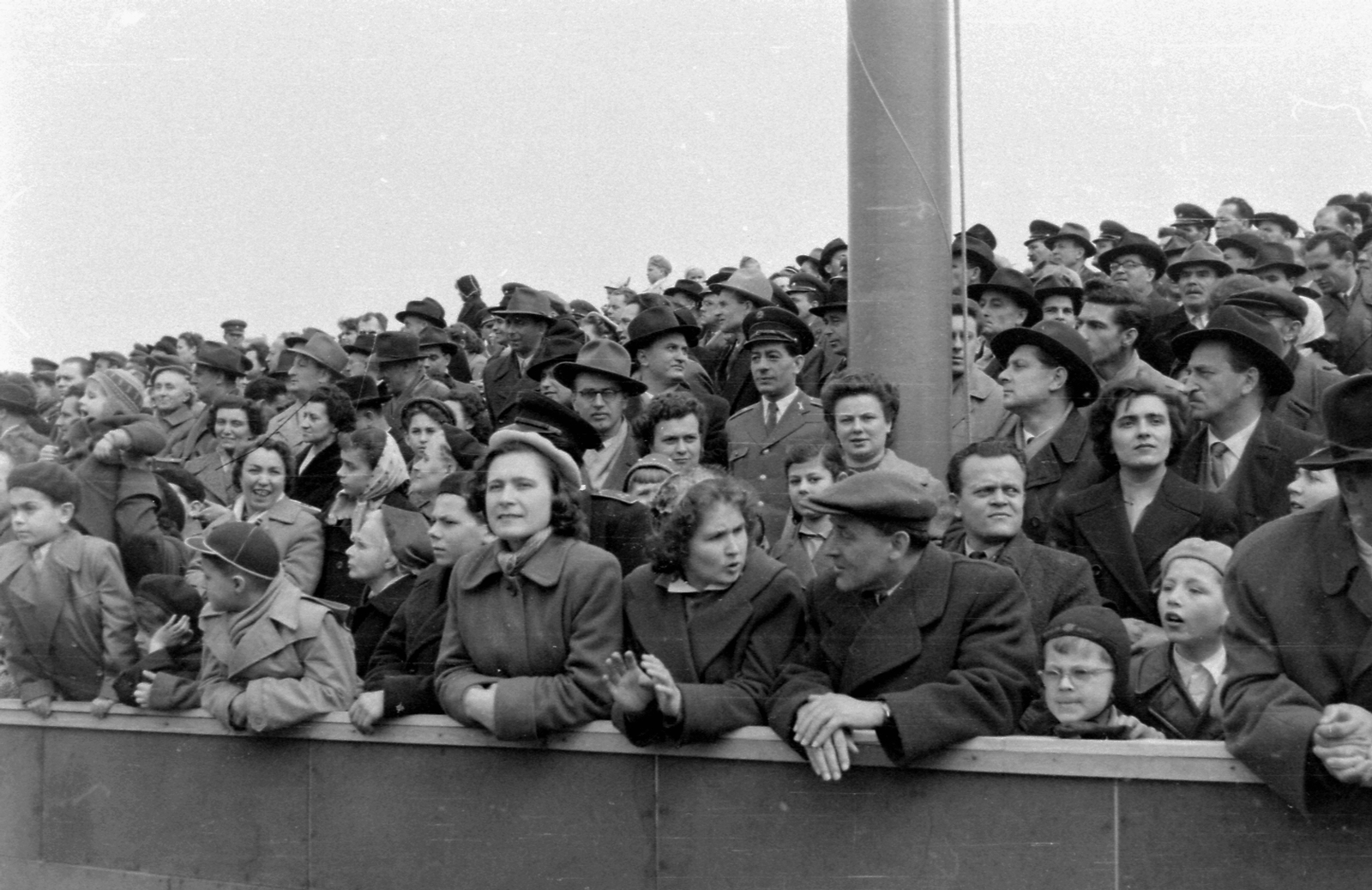 Magyarország, Budapest XIV., Ötvenhatosok tere (Felvonulási tér), április 4-i díszszemle közönsége., 1958, Magyar Rendőr, tribün, április 4, Budapest, Fortepan #67317