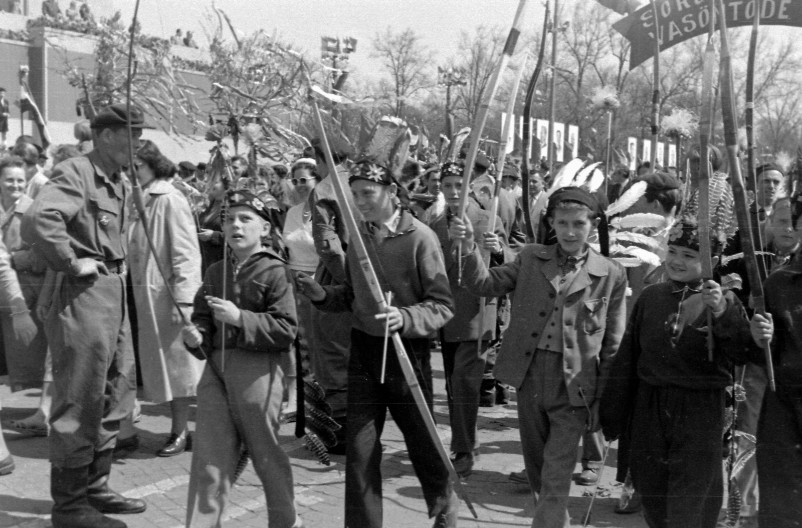 Hungary, Budapest XIV., Ötvenhatosok tere (Felvonulási tér), május 1-i felvonulás., 1958, Magyar Rendőr, Workers' Militia, march, costume, 1st of May parade, Indian-brand, bow, headdress, Budapest, foundry, indian, Fortepan #67322