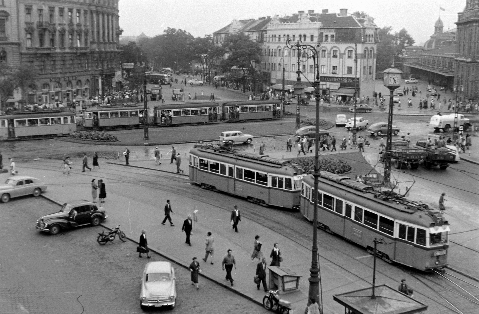 Magyarország, Budapest VI.,Budapest XIII., Nyugati (Marx) tér, szemben a Westend-ház., 1959, Magyar Rendőr, forgalom, autóbusz, motorkerékpár, óra, járókelő, teherautó, utcakép, életkép, Skoda-márka, villamos, EMW-márka, lámpaoszlop, pályaudvar, locsolóautó, GAZ M20 Pobjeda, GAZ M21 Volga, Skoda Octavia, EMW 340, Ganz UV, Budapest, Gustave Eiffel-terv, Fortepan #67351