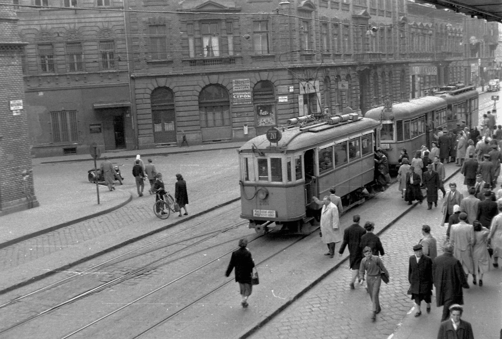 Hungary, Budapest VIII., Népszínház utca, villamos-végállomás, balra a Csokonai utca torkolata., 1960, Magyar Rendőr, bicycle, traffic, pedestrian, street view, genre painting, motorcycle with sidecar, tram stop, Budapest, Fortepan #67365