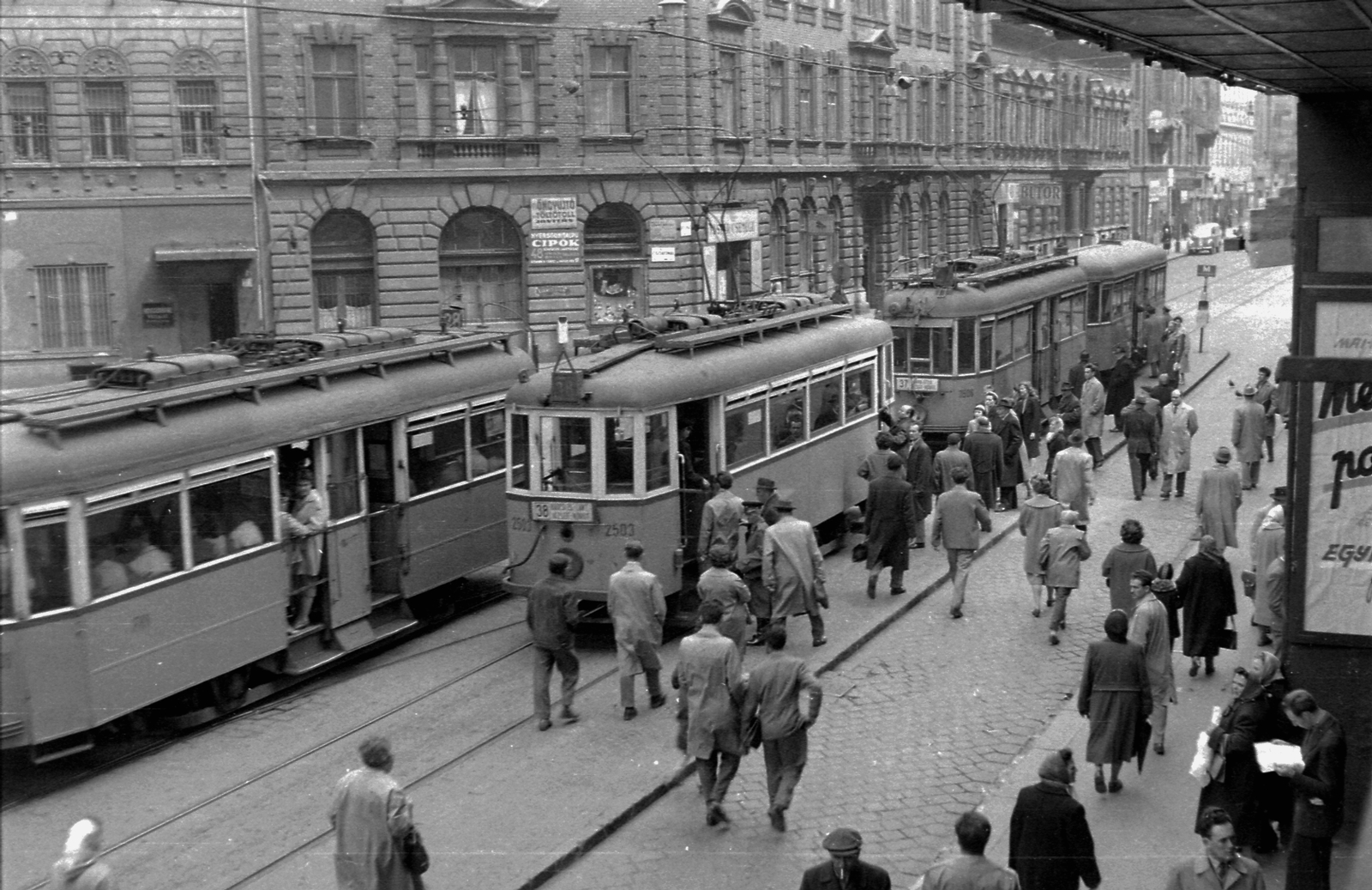 Hungary, Budapest VIII., Népszínház utca, villamos-végállomás, balra a Csokonai utca torkolata., 1960, Magyar Rendőr, traffic, pedestrian, street view, genre painting, movie theater, tram stop, destination sign, Budapest, Fortepan #67366
