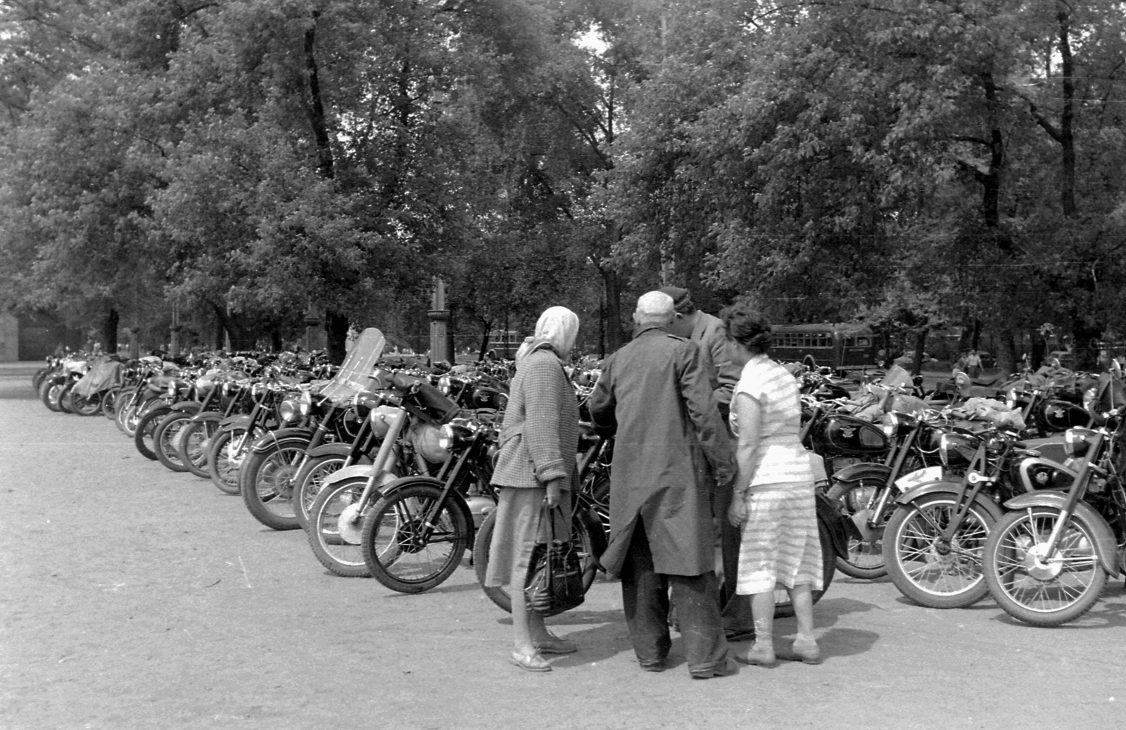 Hungary, Budapest XIV., parkoló a Budapesti Ipari Vásár idején., 1960, Magyar Rendőr, motorcycle, Budapest, Fortepan #67371