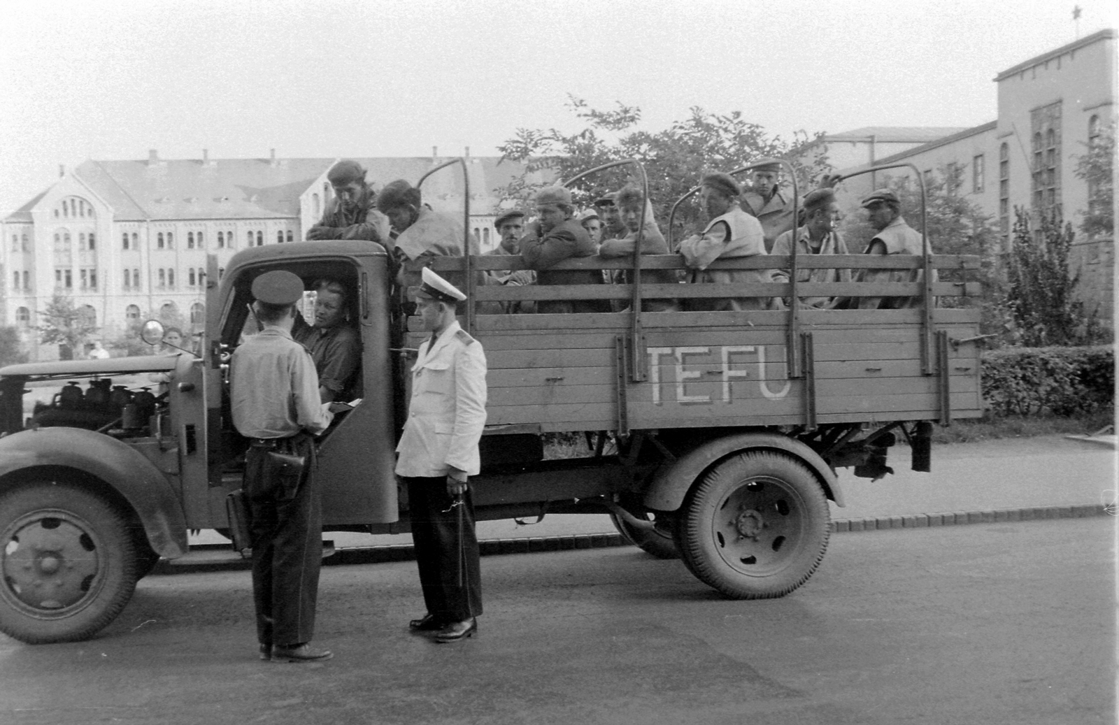 Hungary, Pécs, Rákóczi út a 48-as térnél, háttérben a Pécsi Tudományegyetem épületegyüttese., 1960, Magyar Rendőr, uniform, commercial vehicle, cop, identity check, beret, police station, TEFU-organisation, windbreaker, Fortepan #67380