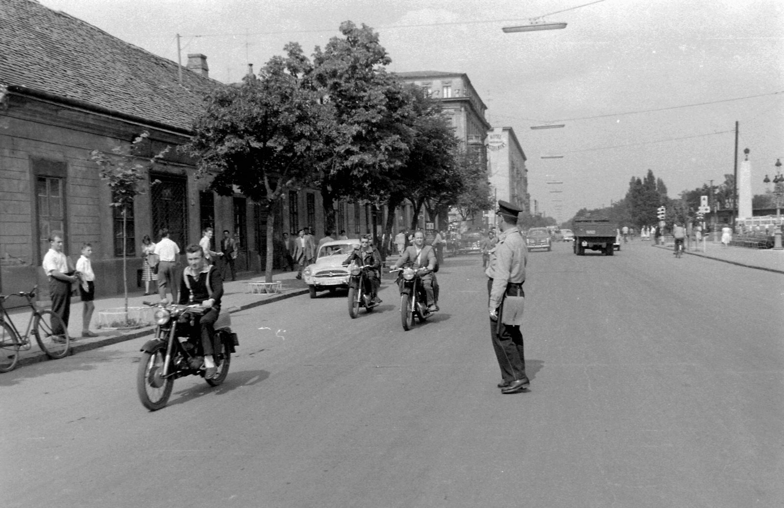 Hungary, Győr, Városház (Szabadság) tér, a Szent István út (Tanácsköztársaság útja) és a Vörös Csillag (később Rába) szálló felé nézve., 1960, Magyar Rendőr, bicycle, uniform, traffic, motorcycle, monument, commercial vehicle, street view, genre painting, signal, cop, police station, patrol bag, Fortepan #67383