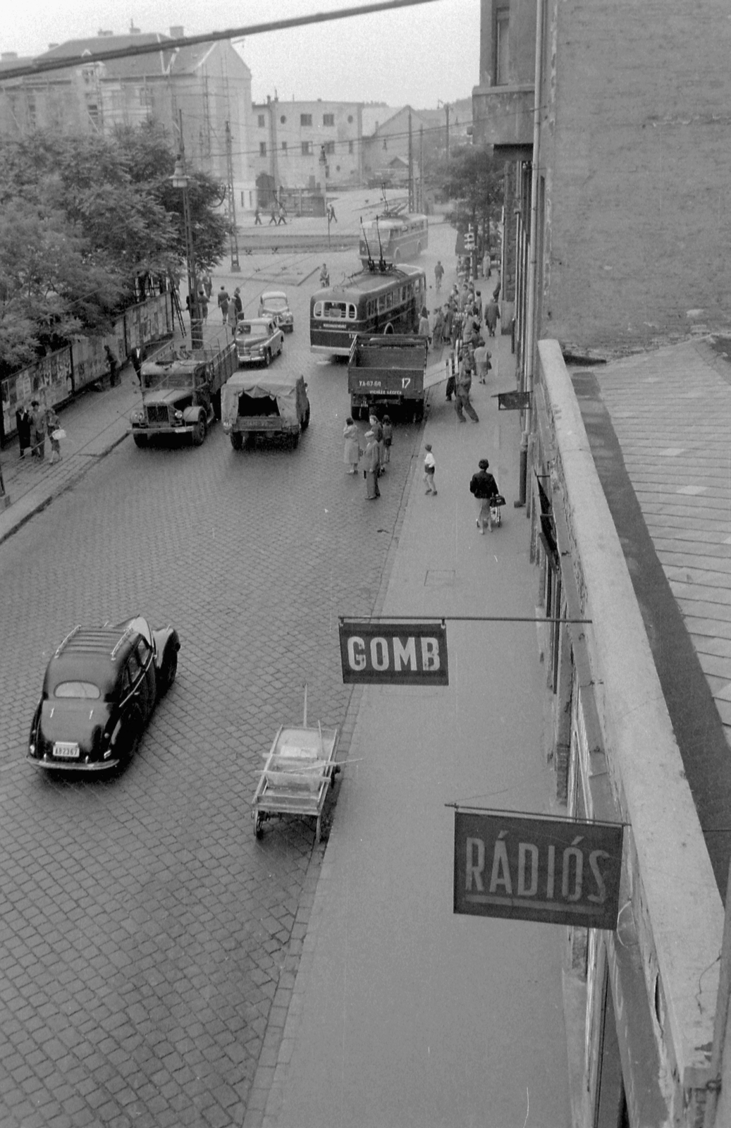 Magyarország, Budapest XIII., Csanády utca a Lehel (Élmunkás) tér felé nézve., 1960, Magyar Rendőr, forgalom, teherautó, életkép, trolibusz, kockakő, kézikocsi, automobil, cégér, Budapest, madártávlat, Fortepan #67388