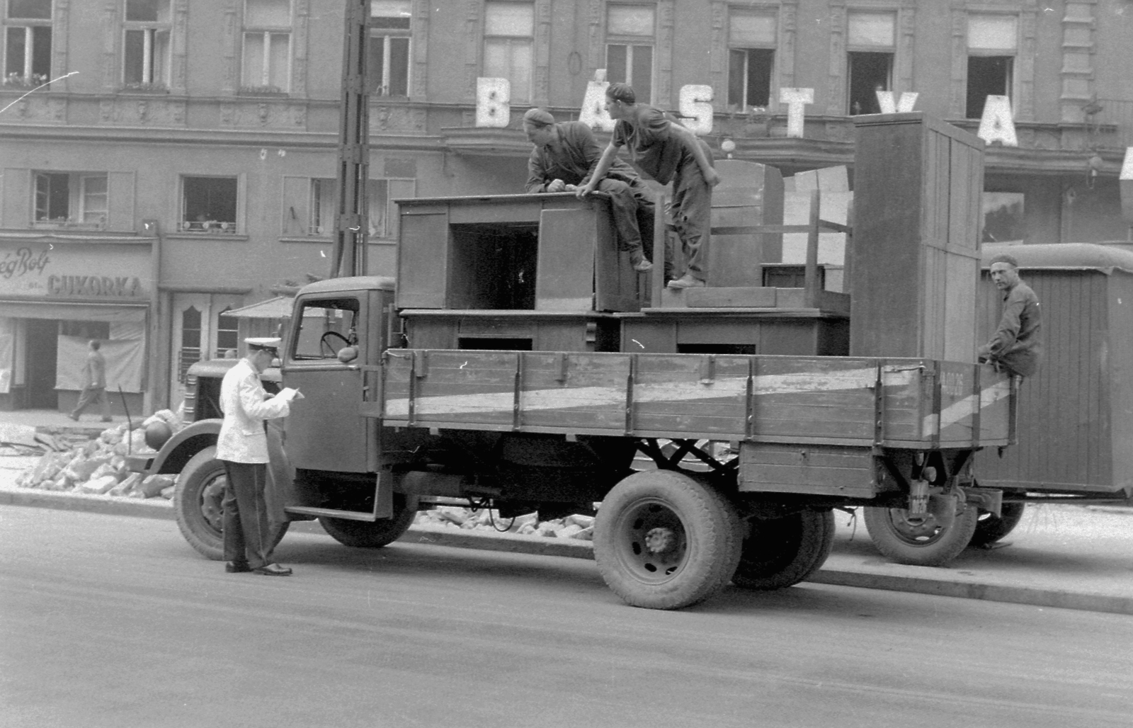 Hungary, Budapest VII., Erzsébet (Lenin) körút 8., Bástya mozi., 1960, Magyar Rendőr, uniform, Hungarian brand, commercial vehicle, Csepel-brand, identity check, movie theater, Budapest, Fortepan #67392