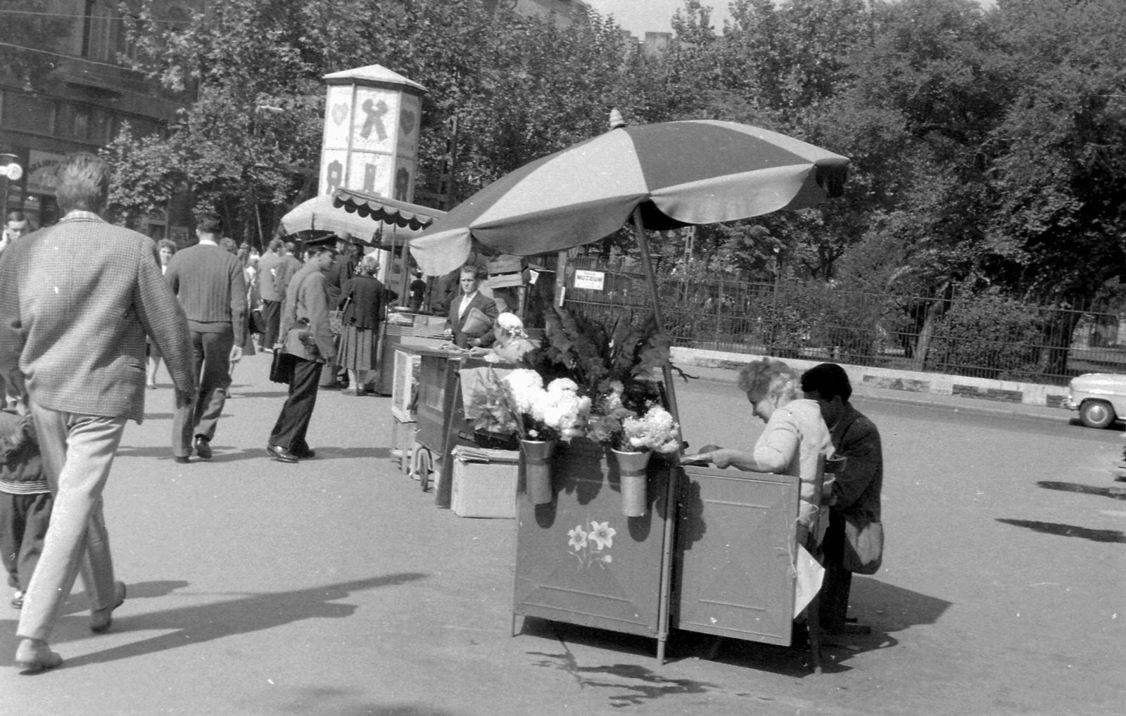 Hungary, Budapest VIII., Múzeum körút - Múzeum utca sarok., 1960, Magyar Rendőr, sunshades, pedestrian, genre painting, ad pillar, bouquet, florist, Budapest, Fortepan #67396