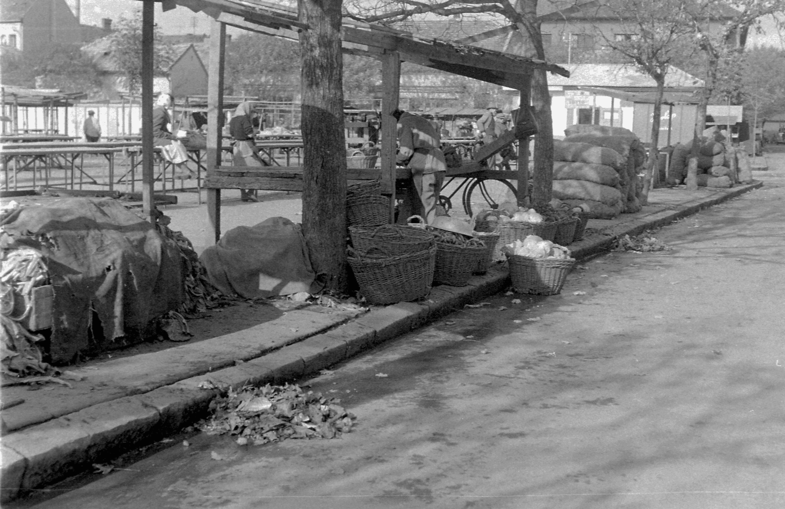 Hungary, Gyöngyös, Köztársaság tér, piac., 1961, Magyar Rendőr, market, basket, sack, Fortepan #67417