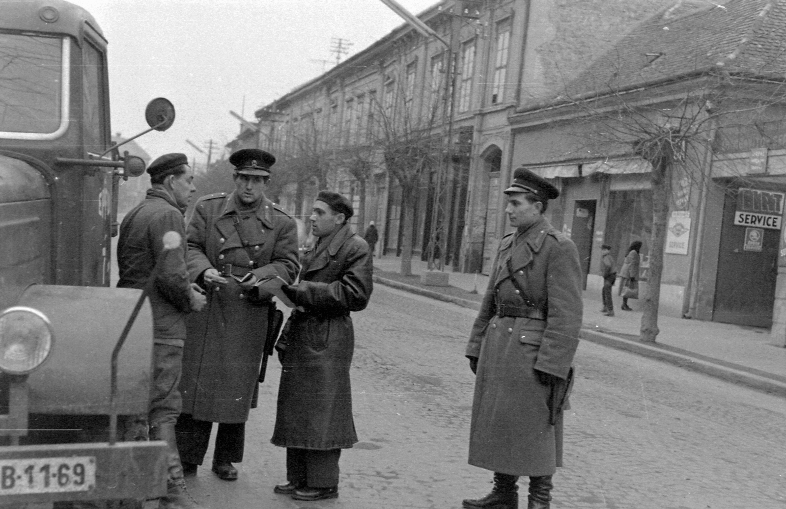 Magyarország, Szekszárd, Széchenyi utca a Garay tér felől a Szent László utca felé nézve., 1961, Magyar Rendőr, egyenruha, autószerelő, igazoltatás, bőrkabát, kockakő, rendszám, rendőrség, Fortepan #67432