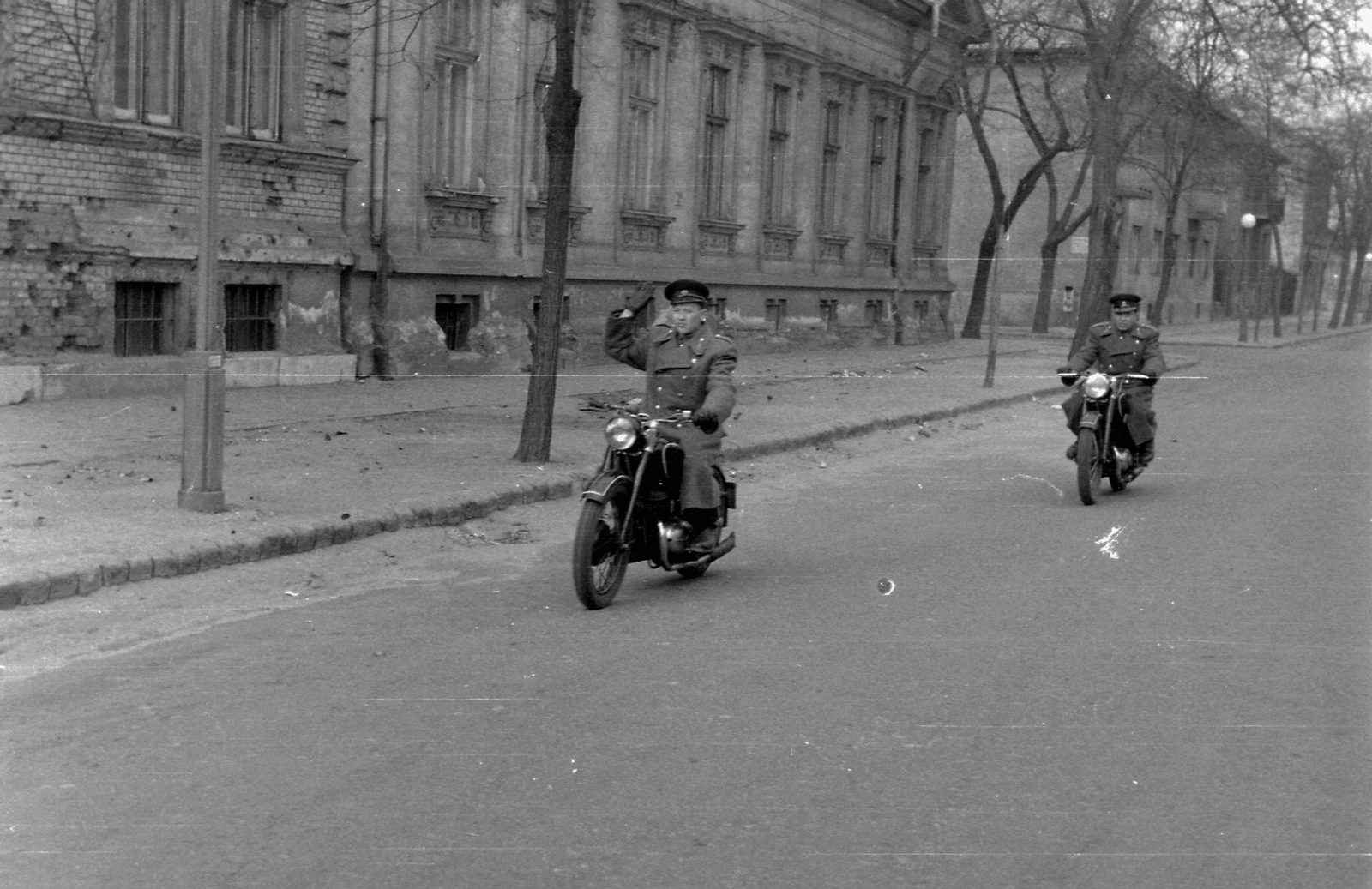 Hungary, Budapest VIII., Bláthy Ottó utca, a Magyarok Nagyasszonya (Rezső) tér irányából a Benyovszky Móricz utca felé nézve., 1961, Magyar Rendőr, uniform, motorcycle, Budapest, Fortepan #67441