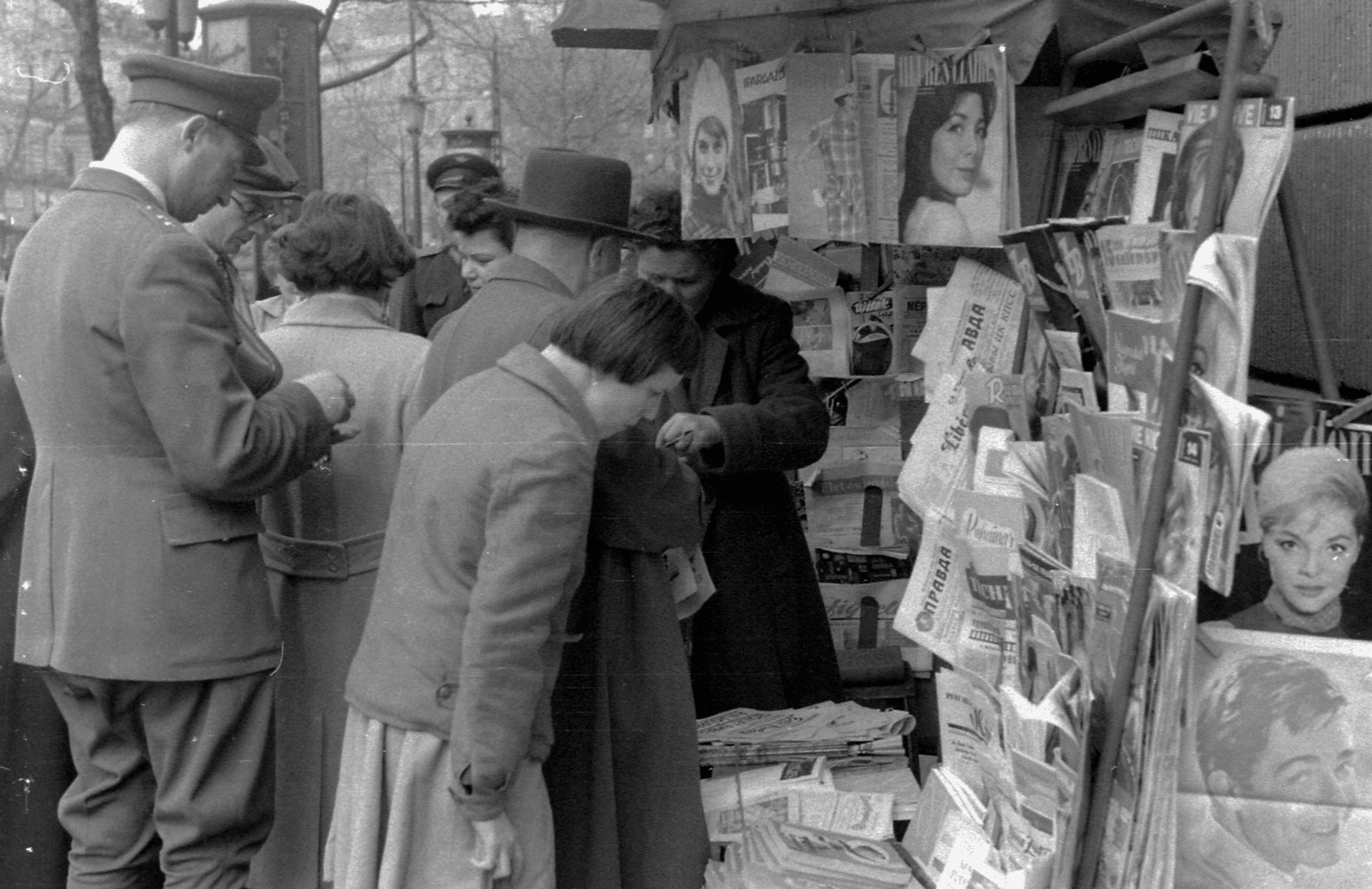 Hungary, Budapest VI., Teréz (Lenin) körút, posta előtti újságos a Podmaniczky (Rudas László) utca saroknál. A felvétel 1961. április 13-án készült, a Gagarin űrrepüléséről tudósító Esti Hírlap rendkívüli kiadásának megjelenésekor., 1961, Magyar Rendőr, newspaper, newsstand, Budapest, Pravda newspaper, Fortepan #67443