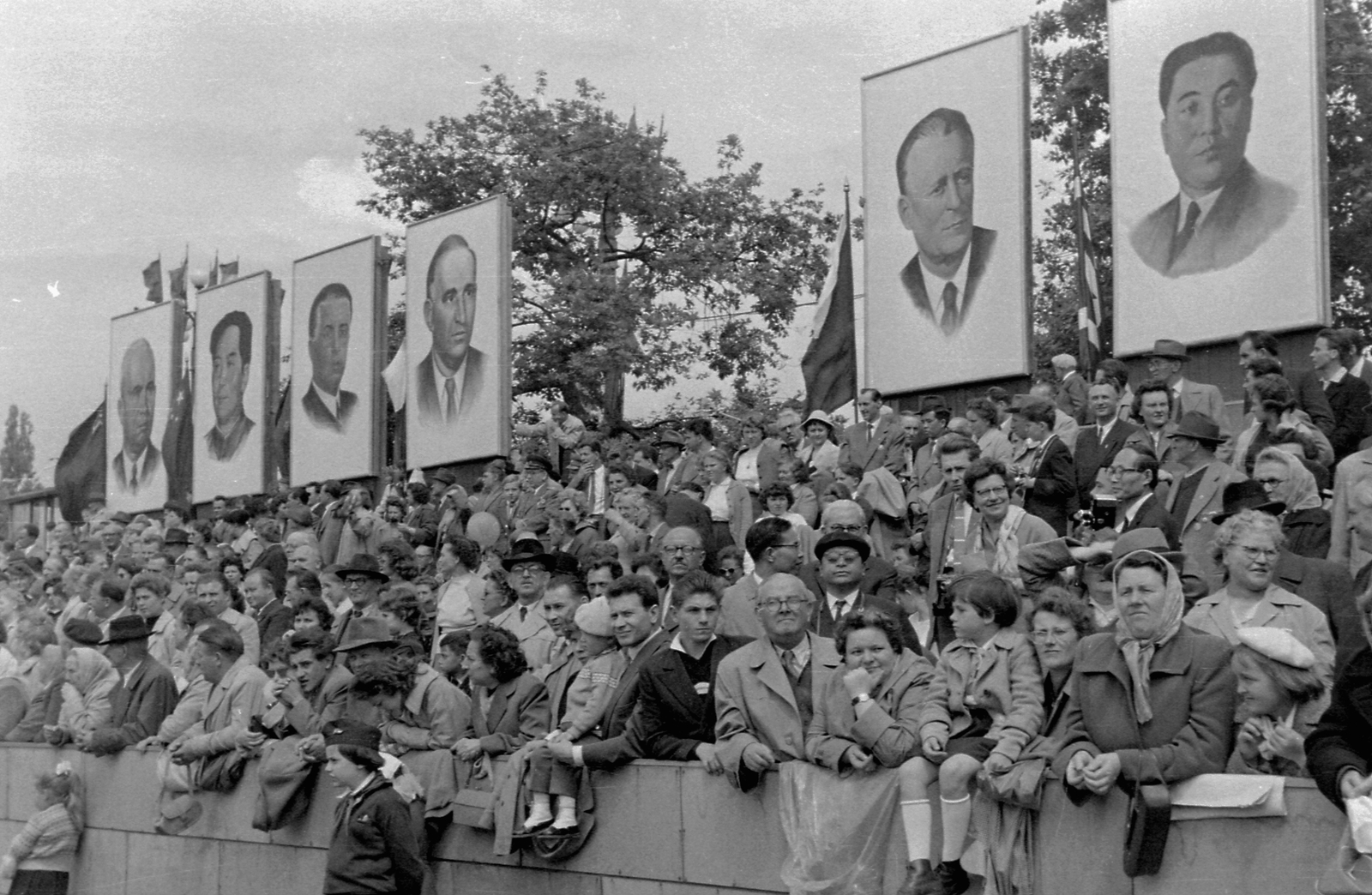 Hungary, Budapest XIV., Ötvenhatosok tere (Felvonulási tér), május 1-i felvonulás, meghívott vendégek tribünje., 1961, Magyar Rendőr, 1st of May parade, grandstand, Budapest, Nikita Khrushchev-portrayal, Antonín Novotný-portrayal, Kim Il-sung portrayal, Fortepan #67449