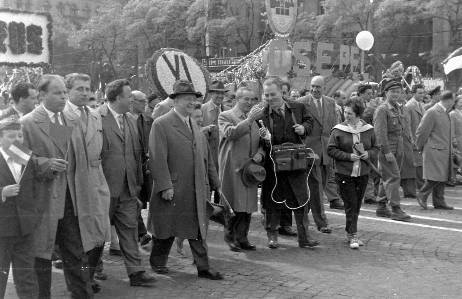 Magyarország, Budapest XIV., Ötvenhatosok tere (Felvonulási tér), május 1-i felvonulás. Apró Antal riportot ad., 1961, Magyar Rendőr, munkásőr, május 1, rádióriport, mikrofon, magnetofon, riporter, Budapest, Fortepan #67453