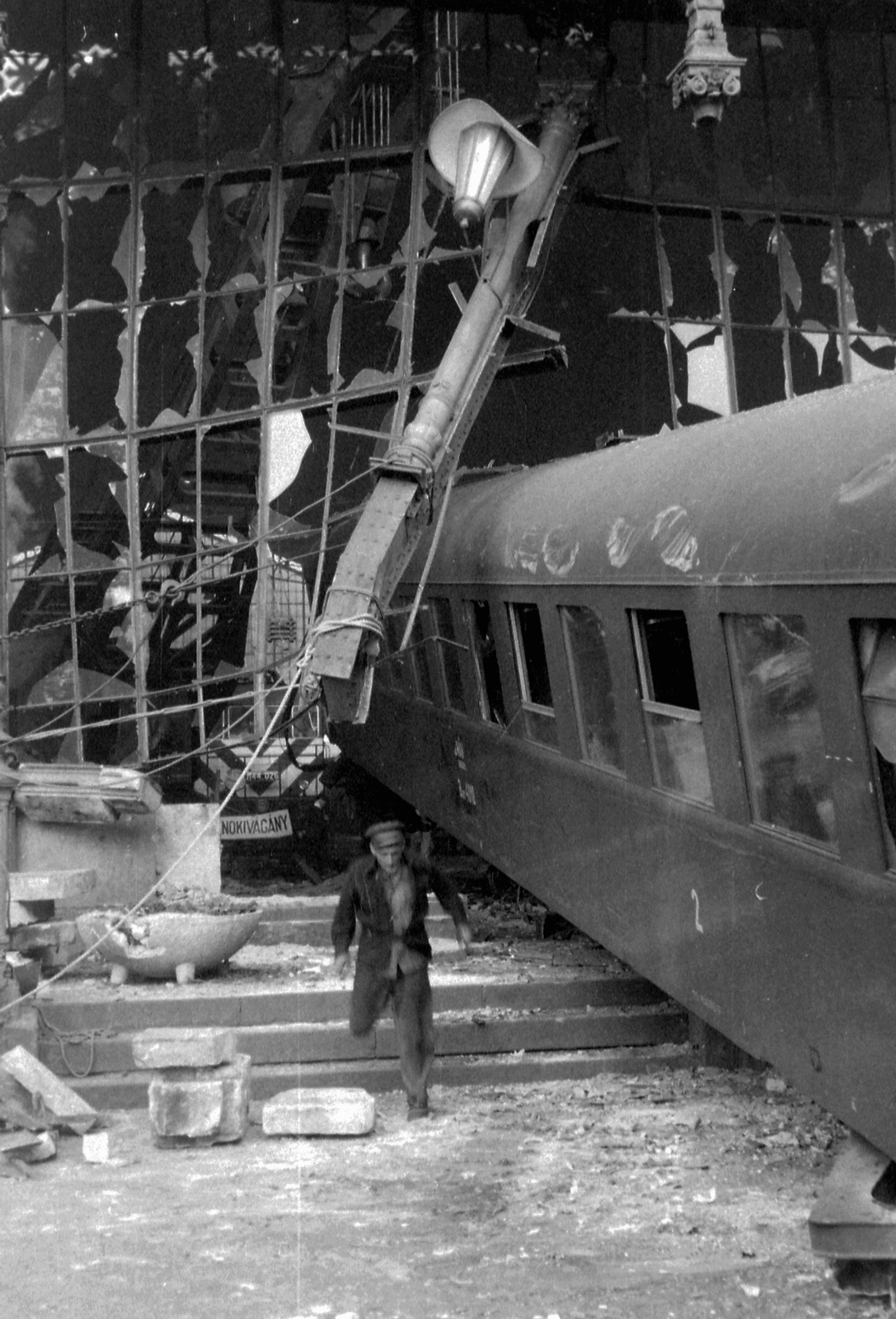 Hungary, Budapest VI., Nyugati pályaudvar, a Teréz (Lenin) körútra baleset következtében kifutott vasúti kocsi. A felvétel 1962. október 4-én készült., 1962, Magyar Rendőr, Hungarian Railways, accident, rail, train station, damaged building, train station, railroader, personal transport, Budapest, Gustave Eiffel-design, railway accident, glass wall, Fortepan #67497