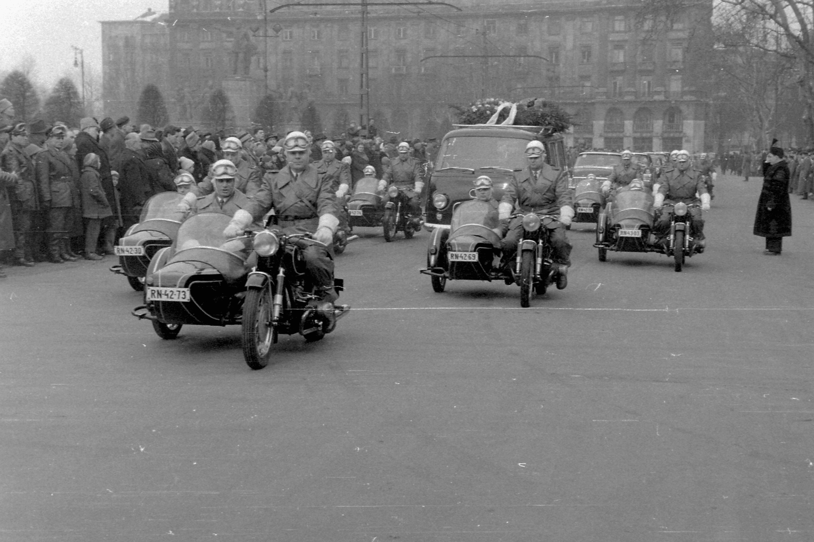 Hungary, Budapest V., Kossuth Lajos tér, Károlyi Mihály hamvait szállítják a Kerepesi temetőbe., 1962, Magyar Rendőr, motorcycle, BMW-brand, motorcycle with sidecar, funeral, number plate, police vehicle, Budapest, police escort, Fortepan #67502