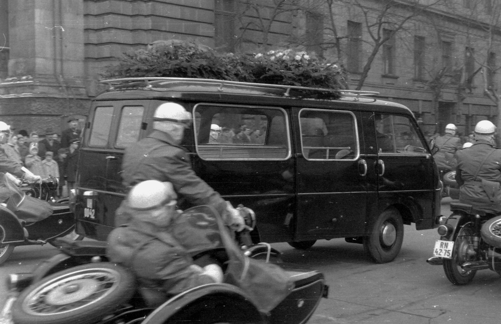 Hungary, Budapest V., Kossuth Lajos tér - Alkotmány utca sarok, Károlyi Mihály hamvait szállítják a Kerepesi temetőbe., 1962, Magyar Rendőr, BMW-brand, motorcycle with sidecar, wreath, crash helmet, Budapest, hearse, police escort, Fortepan #67503