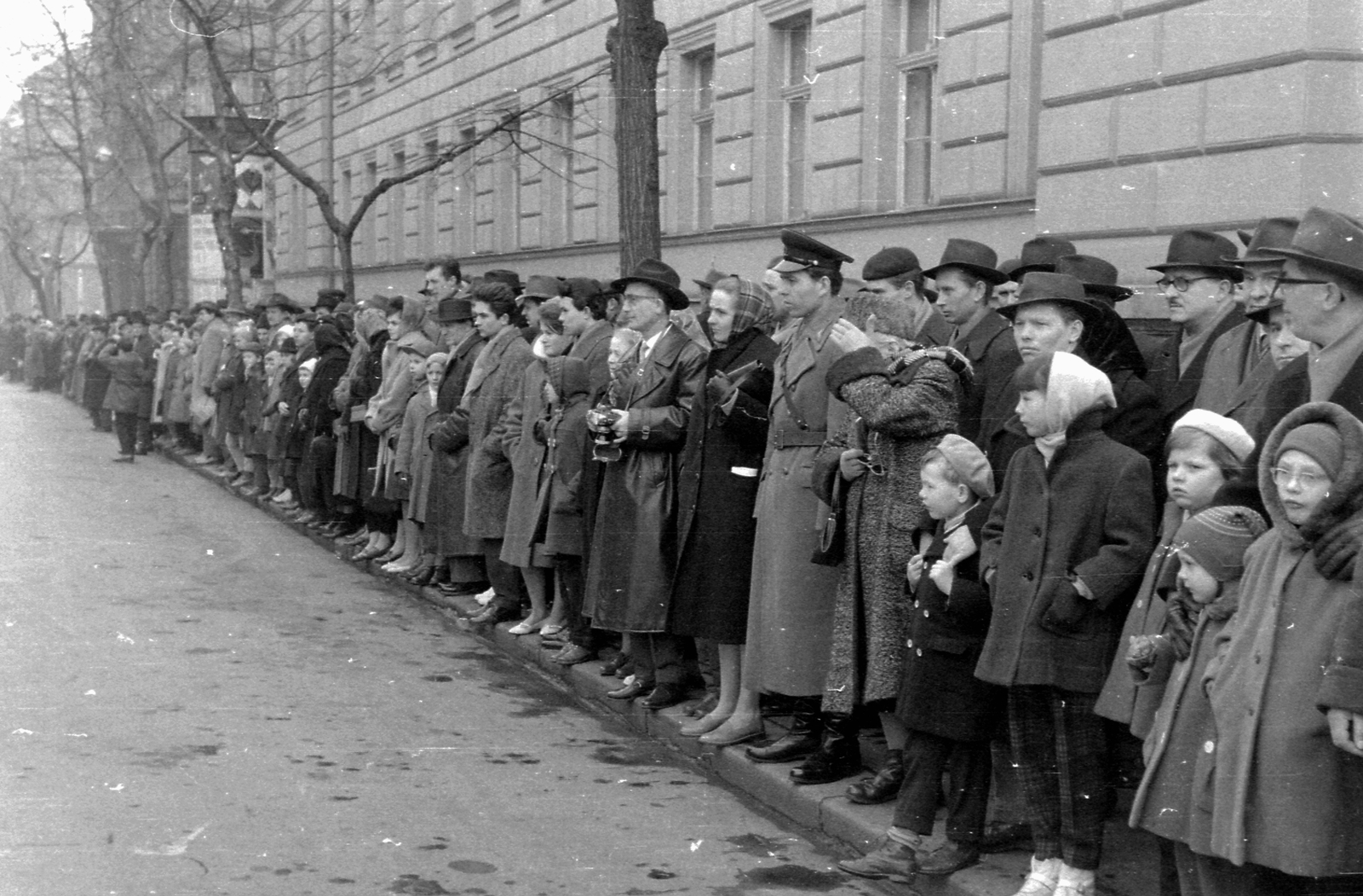 Magyarország, Budapest V., Alkotmány utca Károlyi Mihály hamvainak a Kerepesi temetőbe szállítása alkalmával., 1962, Magyar Rendőr, tömeg, bámészkodás, Budapest, Fortepan #67504