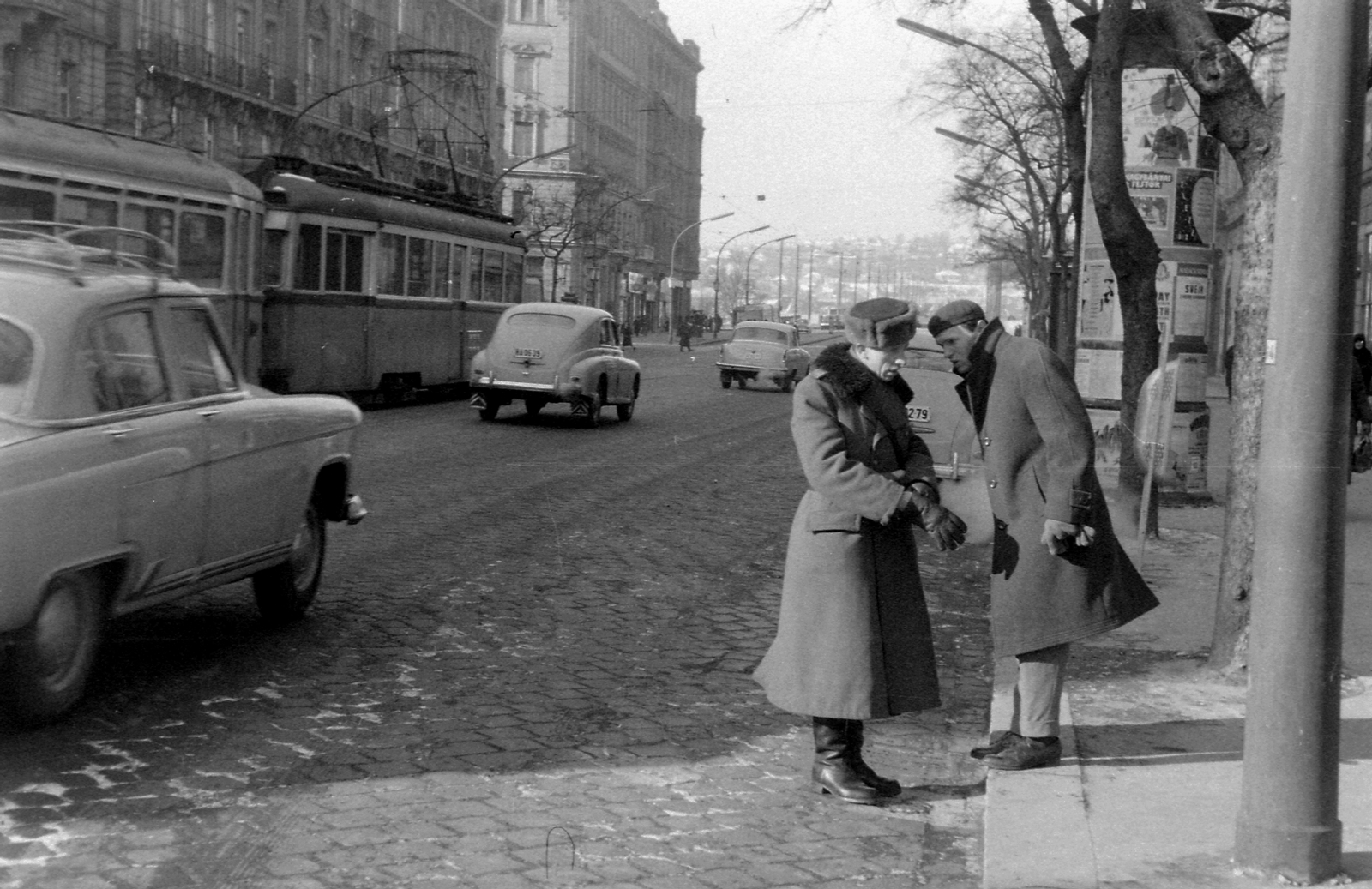 Hungary, Budapest V.,Budapest XIII., Szent István körút a Margit híd felé nézve., 1962, Magyar Rendőr, cop, tram, ad pillar, cobblestones, M21 Wolga, number plate, trash can, Budapest, fur hat, Fortepan #67514