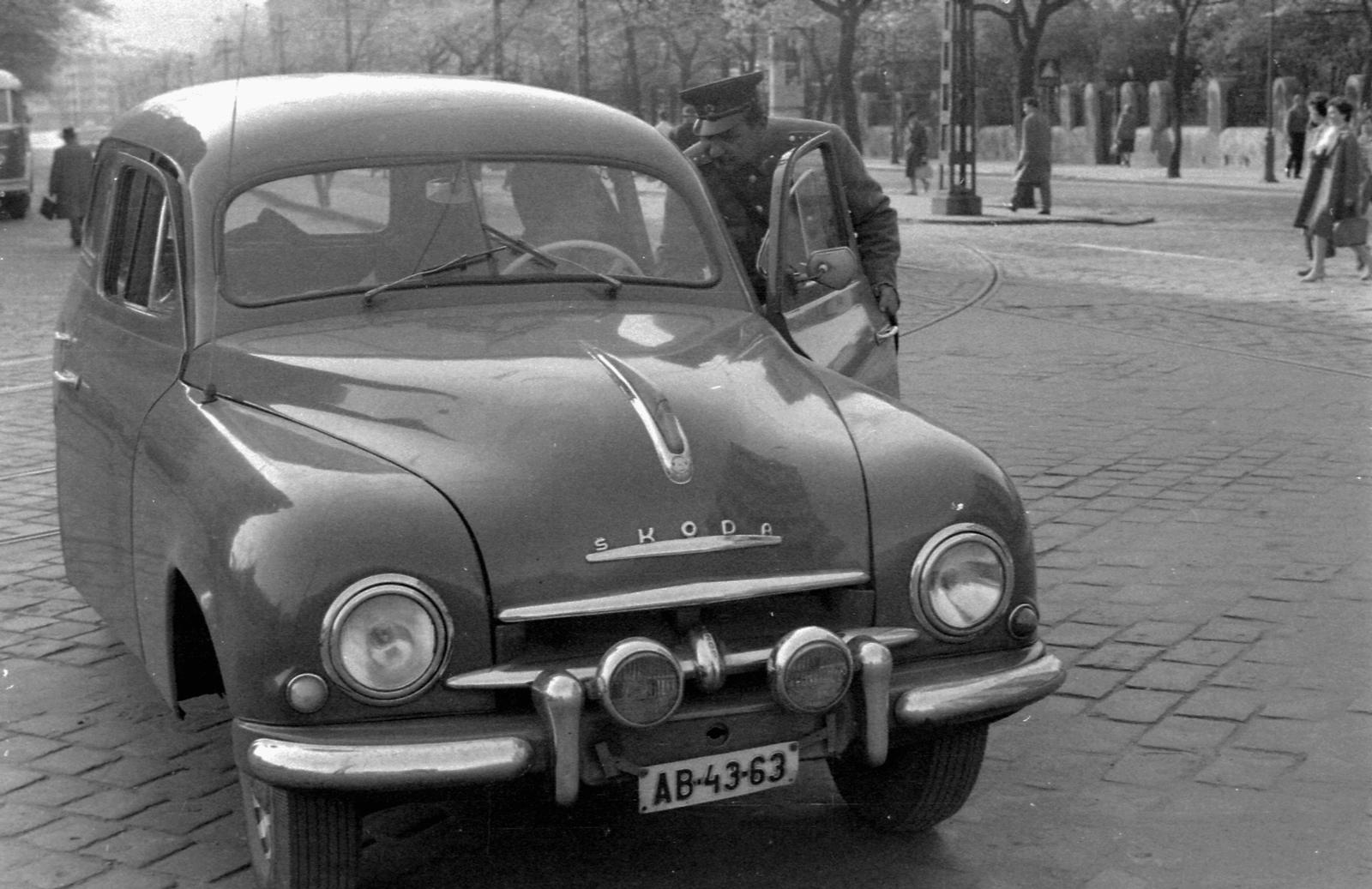 Magyarország, Budapest XI., Villányi út a Móricz Zsigmond körtér felől nézve., 1962, Magyar Rendőr, jármű, Skoda-márka, rendőr, rendszám, Budapest, igazoltatás, Skoda 1200, Fortepan #67524