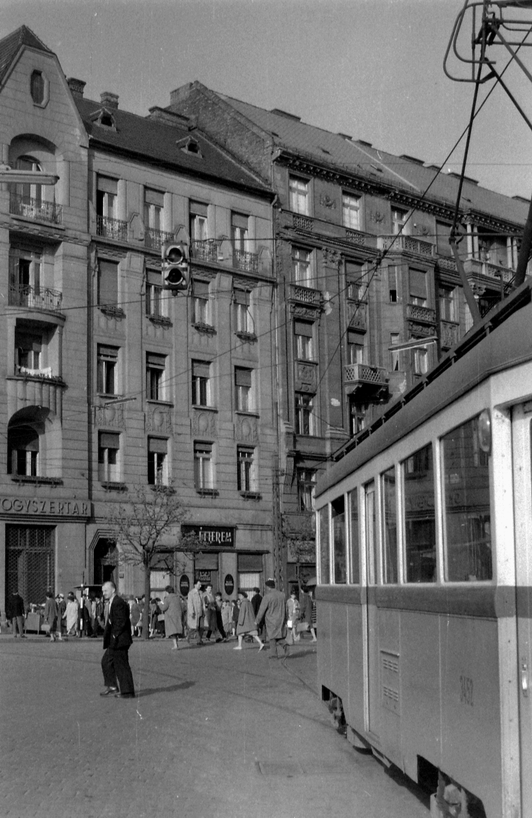 Magyarország, Budapest XI., Móricz Zsigmond körtér, a 6-os villamos-végállomása, háttérben a Karinthy Frigyes út torkolata., 1962, Magyar Rendőr, Budapest, gyógyszertár, Fortepan #67527