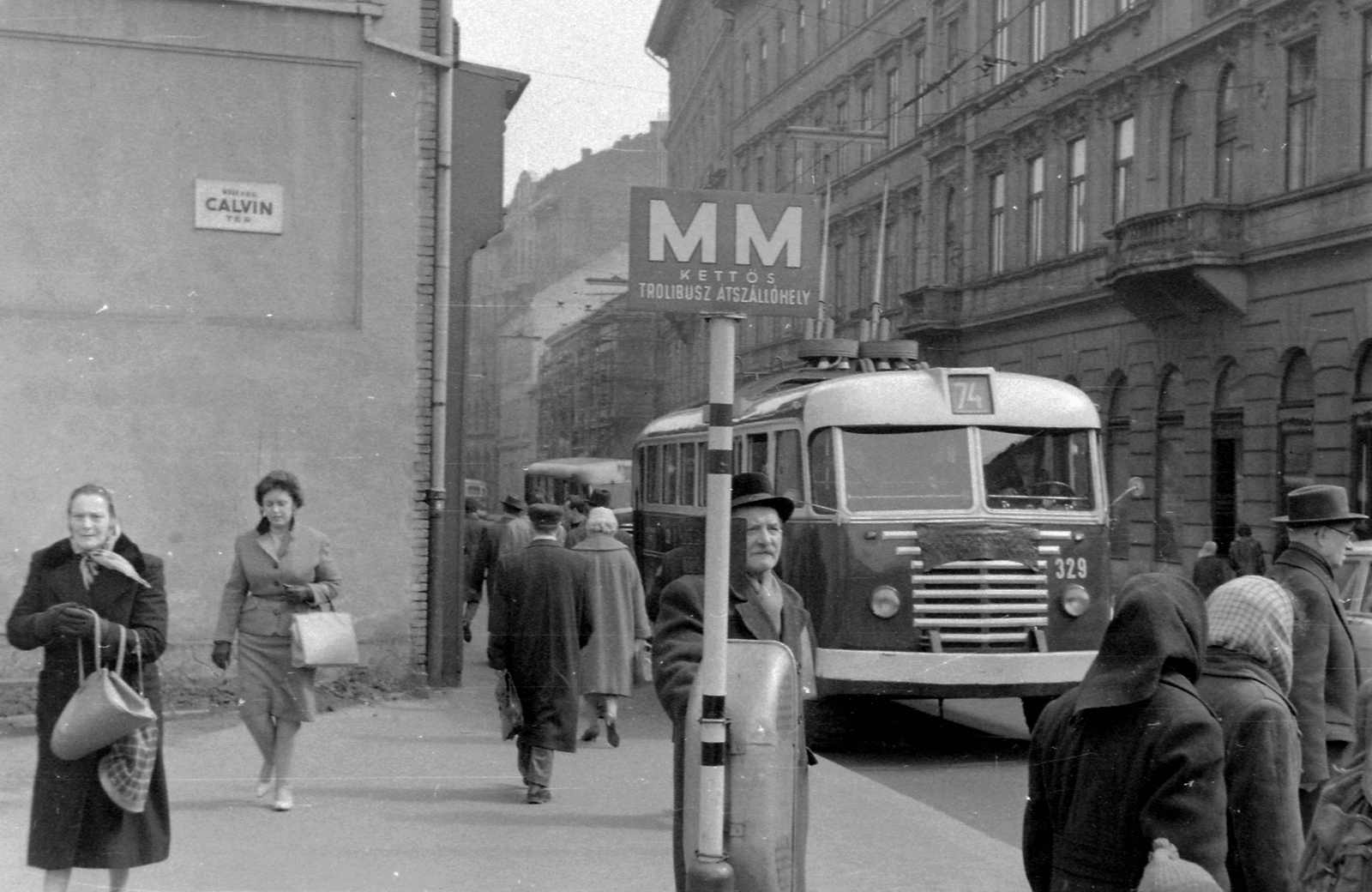 Hungary, Budapest VIII., Kálvin tér, szemben a Baross utca., 1963, Magyar Rendőr, bus stop, trolley bus, trash can, street name sign, board, Budapest, Fortepan #67575