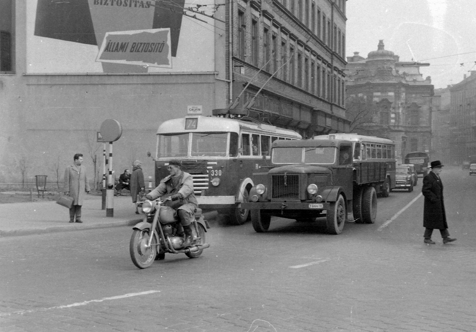Hungary, Budapest VIII., Kálvin tér, szemben a Baross utca., 1963, Magyar Rendőr, motorcycle, commercial vehicle, Ikarus-brand, Csepel-brand, trolley bus, firewall, Budapest, Fortepan #67576