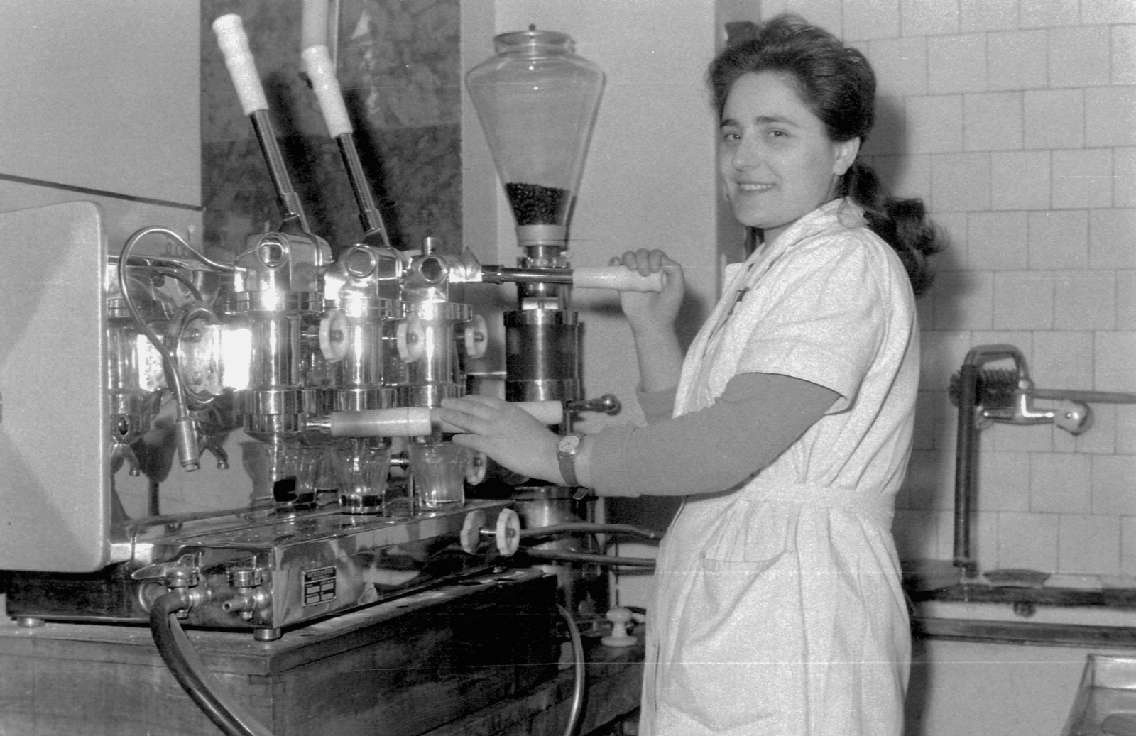 Hungary, 1963, Magyar Rendőr, hospitality, espresso, wrist watch, woman, coffee maker, Casino coffee machine, Fortepan #67585
