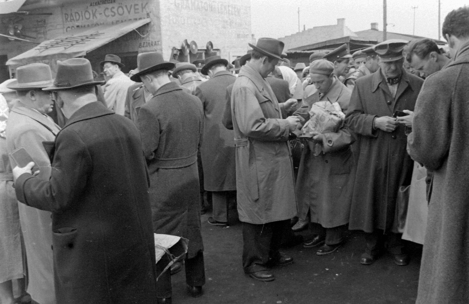 Hungary, Budapest IX., Ecseri úti használtcikk piac., 1963, Magyar Rendőr, genre painting, identity check, coat, radio broadcasting, Budapest, flea market, Fortepan #67591