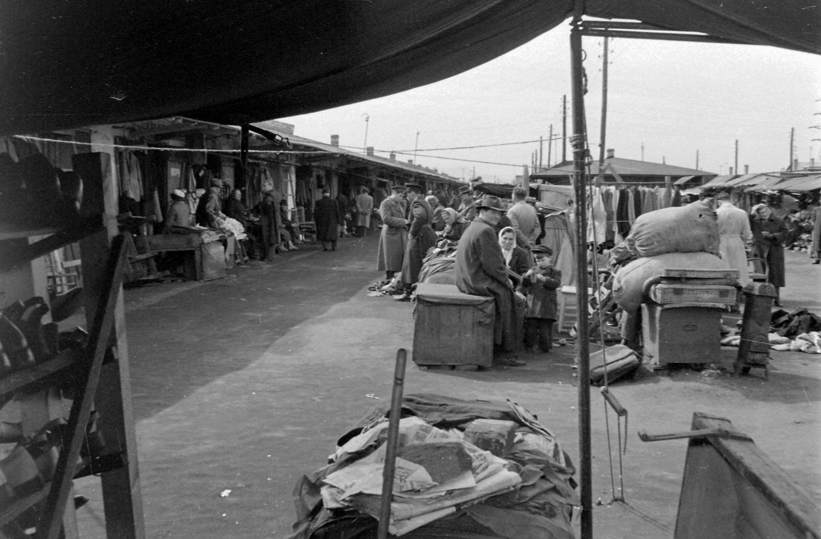 Hungary, Budapest IX., Ecseri úti használtcikk piac., 1963, Magyar Rendőr, genre painting, Budapest, flea market, Fortepan #67595