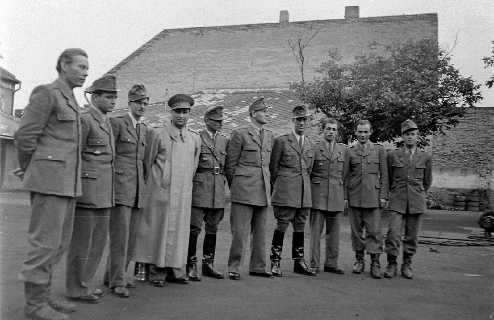 Hungary, Szeged, a Moszkvai körút 12-16. szám alatti rendőrlaktanya (eredetileg gyalogsági laktanya) udvara, háttérben a Béke utca 18. tűzfala., 1948, Magyar Rendőr, uniform, Fortepan #67634