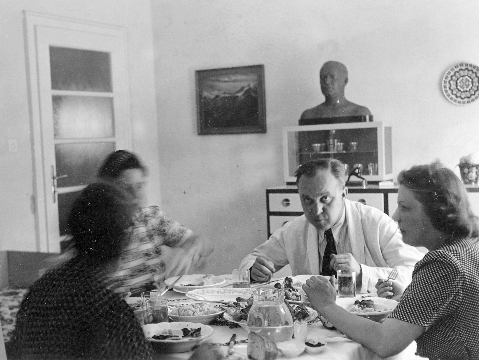 1942, Fortepan, étkezés, szobor, nők, életkép, bútor, vizeskancsó, enteriőr, férfi, kerámia, teríték, Fortepan #6770