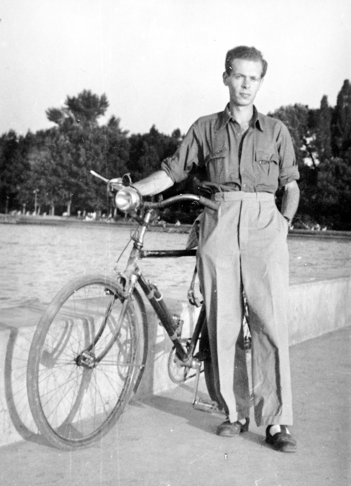 Hungary,Lake Balaton, Siófok, a felvétel a hajókikötő mólóján készült., 1951, Fortepan, portrait, bicycle, hands in pockets, gentleman, Fortepan #6778
