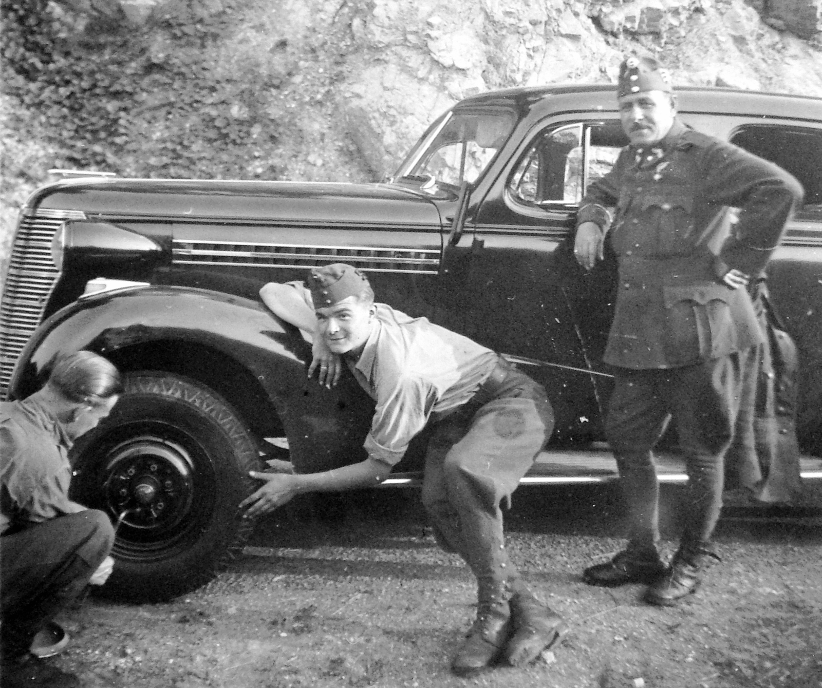 1941, Fortepan, american brand, genre painting, soldier, Chevrolet-brand, automobile, car repair, prop up on elbows, Fortepan #6780