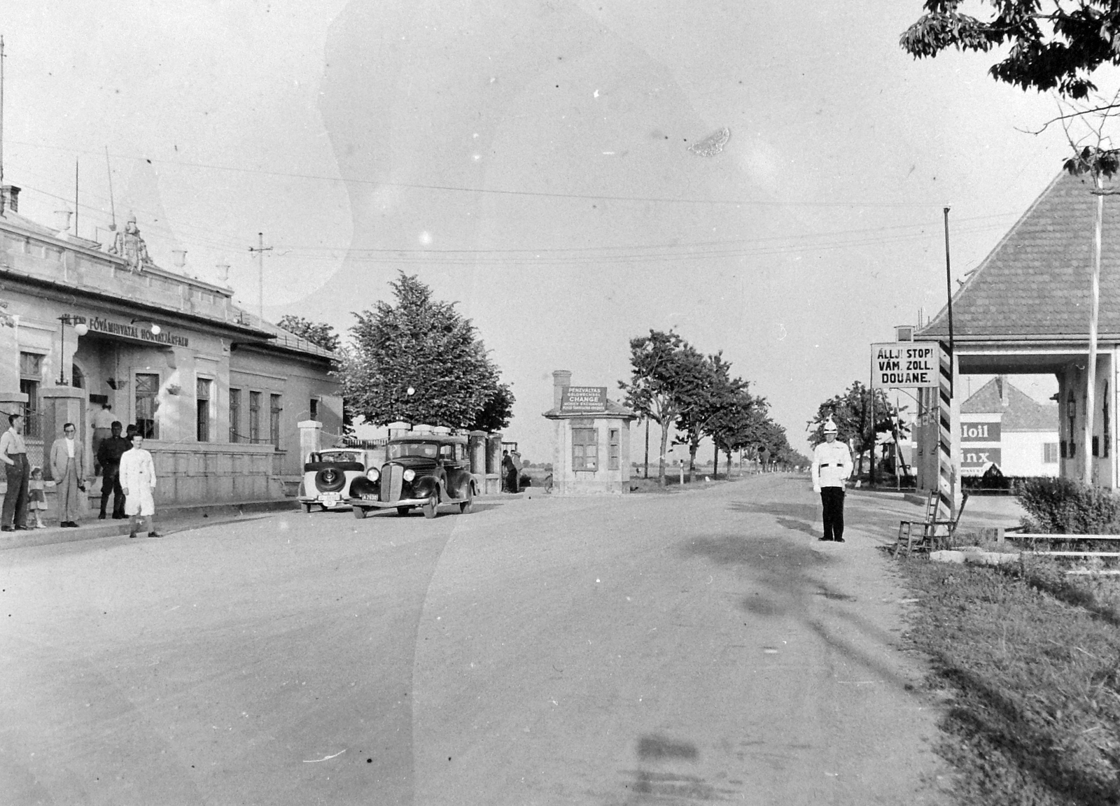 Slovakia, Bratislava, Horvátjárfalu / Jarovce (ekkor önálló település, ma a város része), határátkelő Ausztria felé., 1936, Fortepan, Czechoslovakia, cop, border crossing, automobile, multilingual sign, Fortepan #6781
