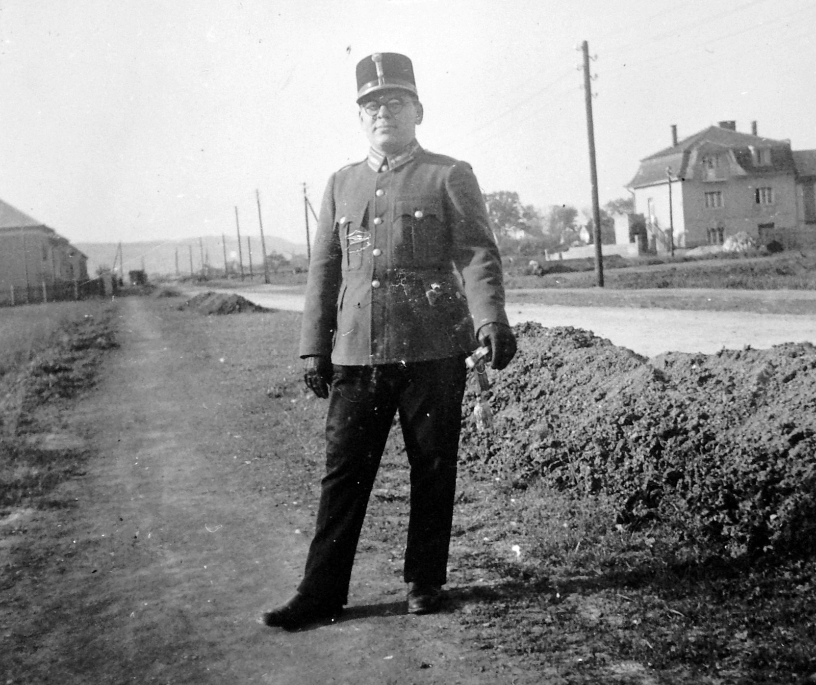 Hungary, Óbuda, Budapest III., Kunigunda útja., 1941, Fortepan, portrait, uniform, street view, gloves, aerial wire, man, Budapest, Fortepan #6799