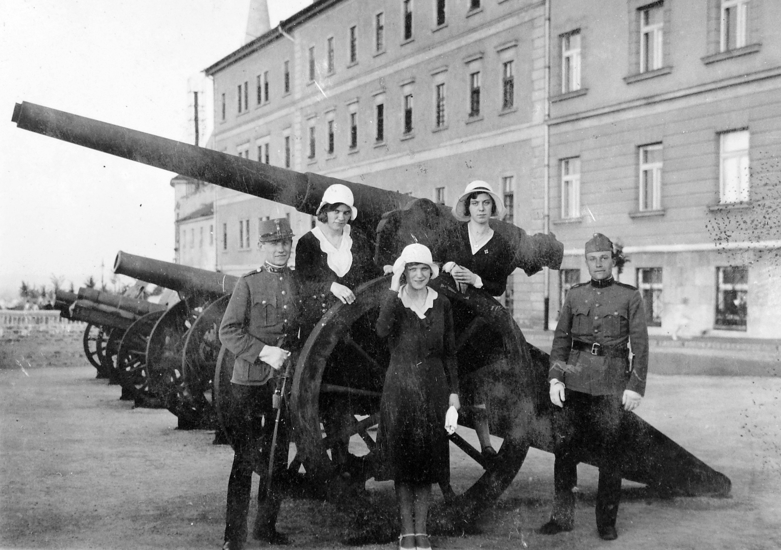 Hungary, Budapest I., Anjou (Prímás) bástya, Hadtörténeti Múzeum északi szárnya az Esztergomi rondella felől nézve., 1934, Fortepan, castle, military, museum, cannon, salute, Budapest, officer, sword knot, chevron, sword, untitled, white gloves, Fortepan #6828