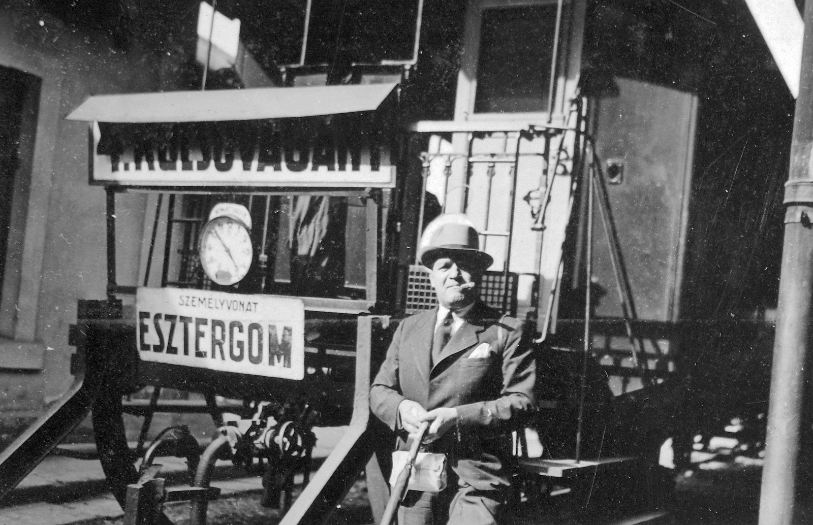 Hungary, Budapest VI., Nyugati pályaudvar., 1938, Fortepan, fashion, hat, railway, cigar, Budapest, Fortepan #6833