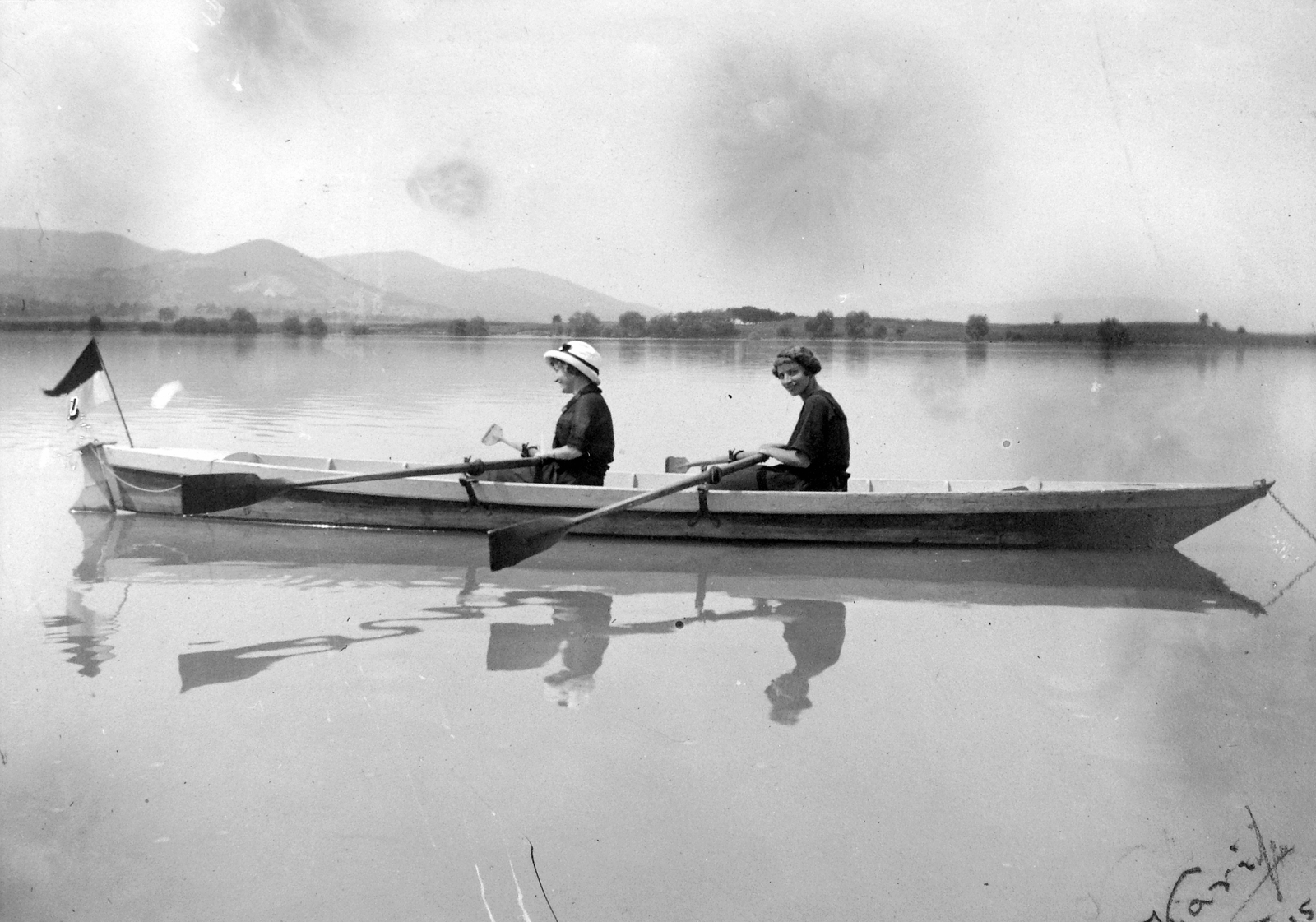 Magyarország, evezősök Vác környékén. A háttérben a Visegrádi-hegység és a dunabogdányi kőfejtő látható., 1925, Fortepan, zászló, nők, víztükör, csónak, evezés, evező, Fortepan #6853