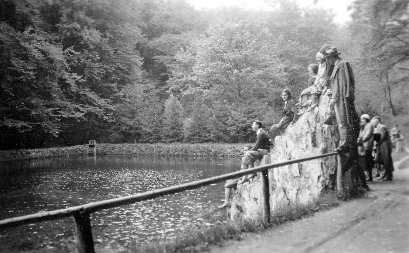 Hungary, Szilvásvárad, halastó., 1933, Gyöngyi, shore, sitting on a rock, Fortepan #6857