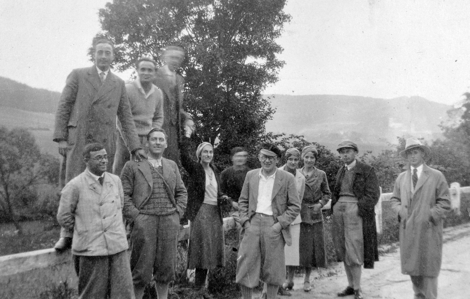 Magyarország, az Eger - Szilvásvárad közötti út, háttérben a Bél-kő., 1933, Gyöngyi, bemozdulás, kirándulás, bricsesz, Fortepan #6858