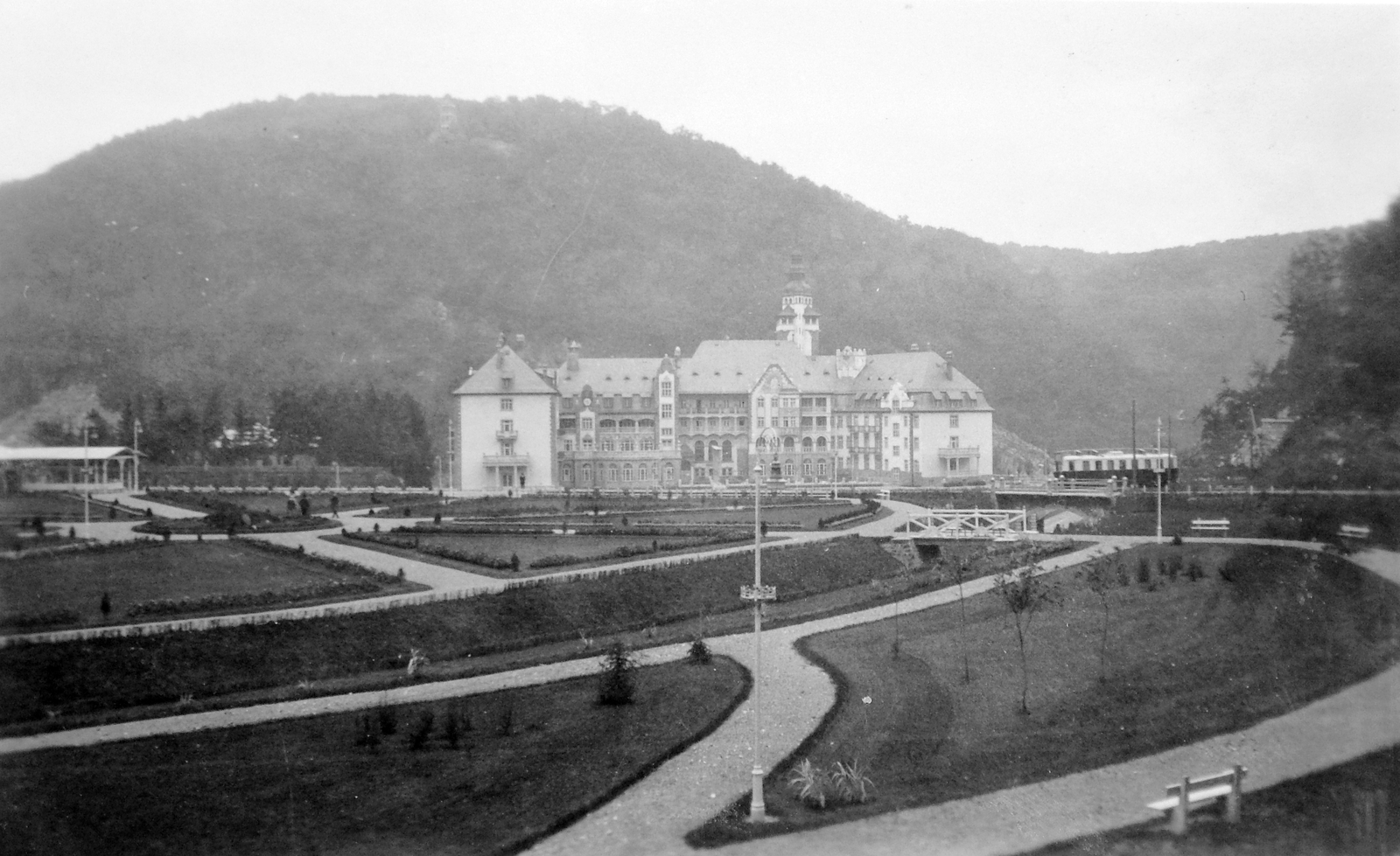 Hungary, Lillafüred, Miskolc, Palotaszálló a park felől. A kép bal oldalán lévő fedett terasz a Lillafüredi Állami Erdei Vasút állomása., 1933, Gyöngyi, railway, Hungarian brand, hotel, Renaissance Revival, rail, coach, Ganz-brand, diesel locomotive, narrow-gauge railway, Kálmán Lux-design, LÁEV-organisation, Fortepan #6861