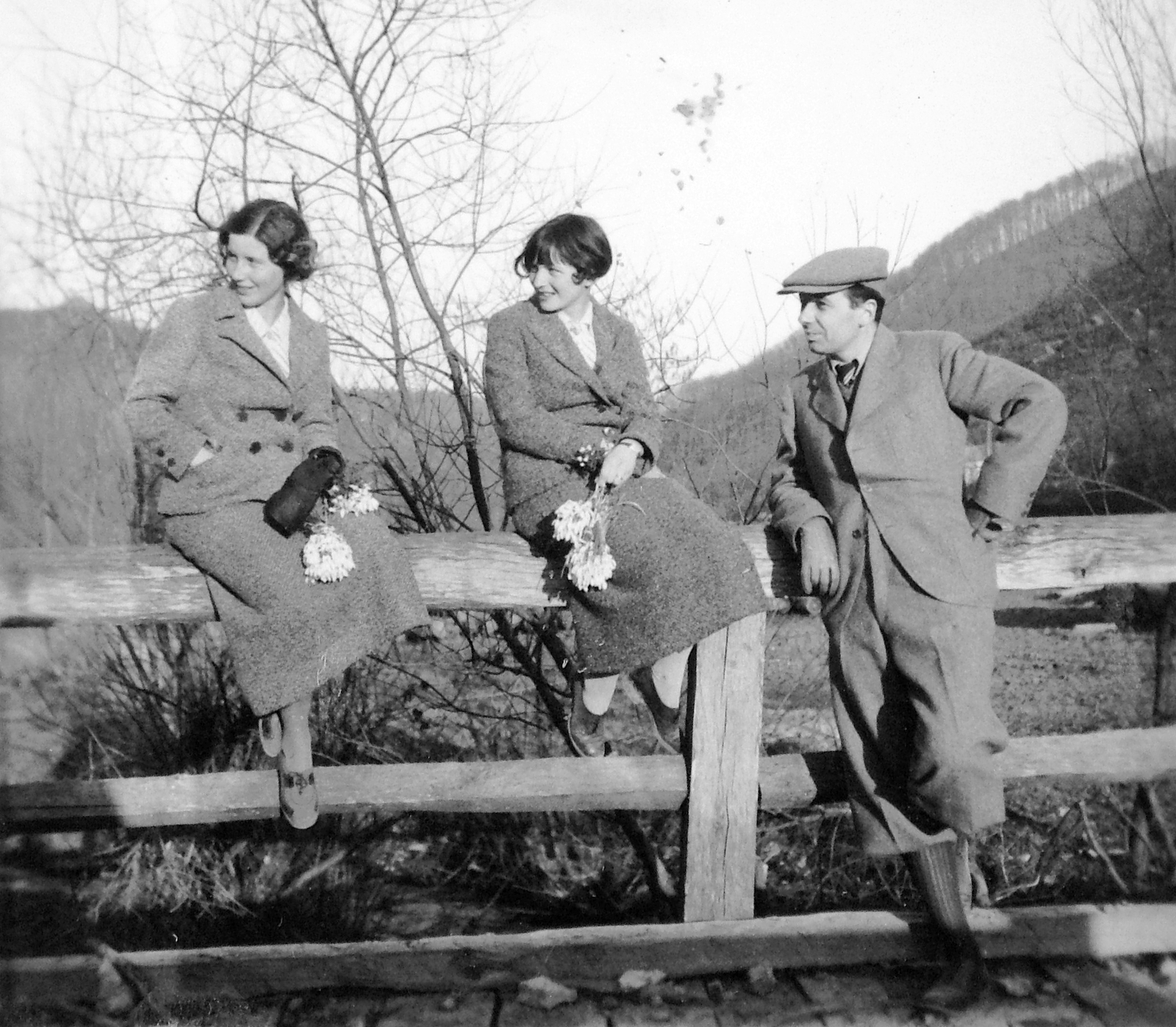 1933, Gyöngyi, railing, cap, breech, sitting on a handrail, Fortepan #6868