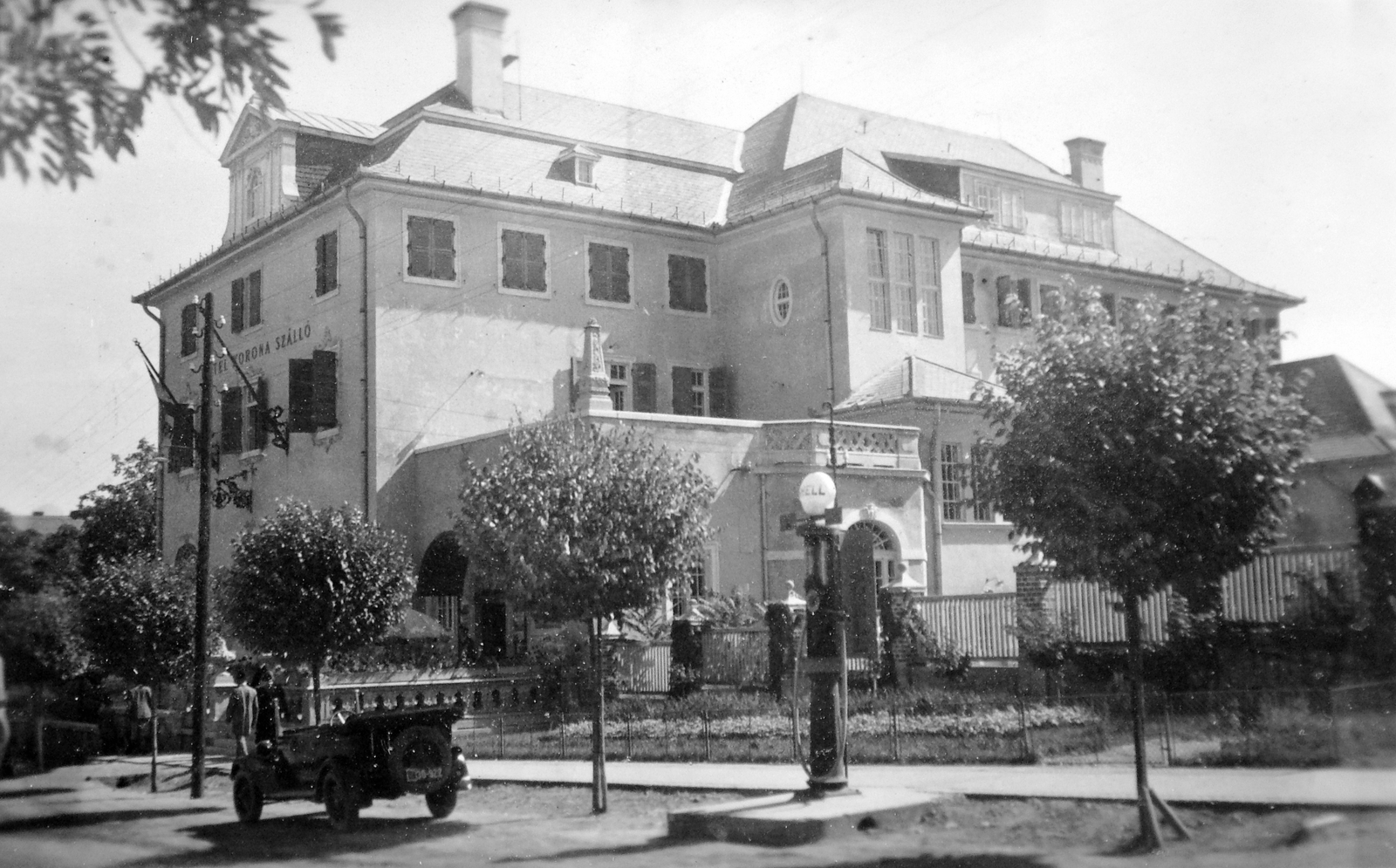 Hungary, Eger, Klapka György (Szmrecsányi Lajos) utca, Korona szálló (később Park Hotel)., 1937, Gyöngyi, hotel, gas station, automobile, flag pole, Shell-brand, Fortepan #6879