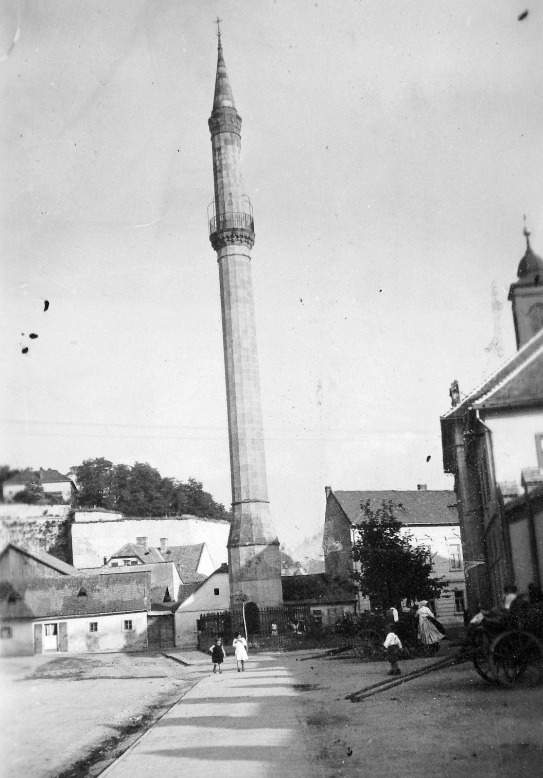 Hungary, Eger, Minaret a Knézich Károly utcából nézve, jobbra a Szent Sebestyén vértanú templom (volt Irgalmasok temploma)., 1937, Gyöngyi, Horse-drawn carriage, mosque, Fortepan #6880