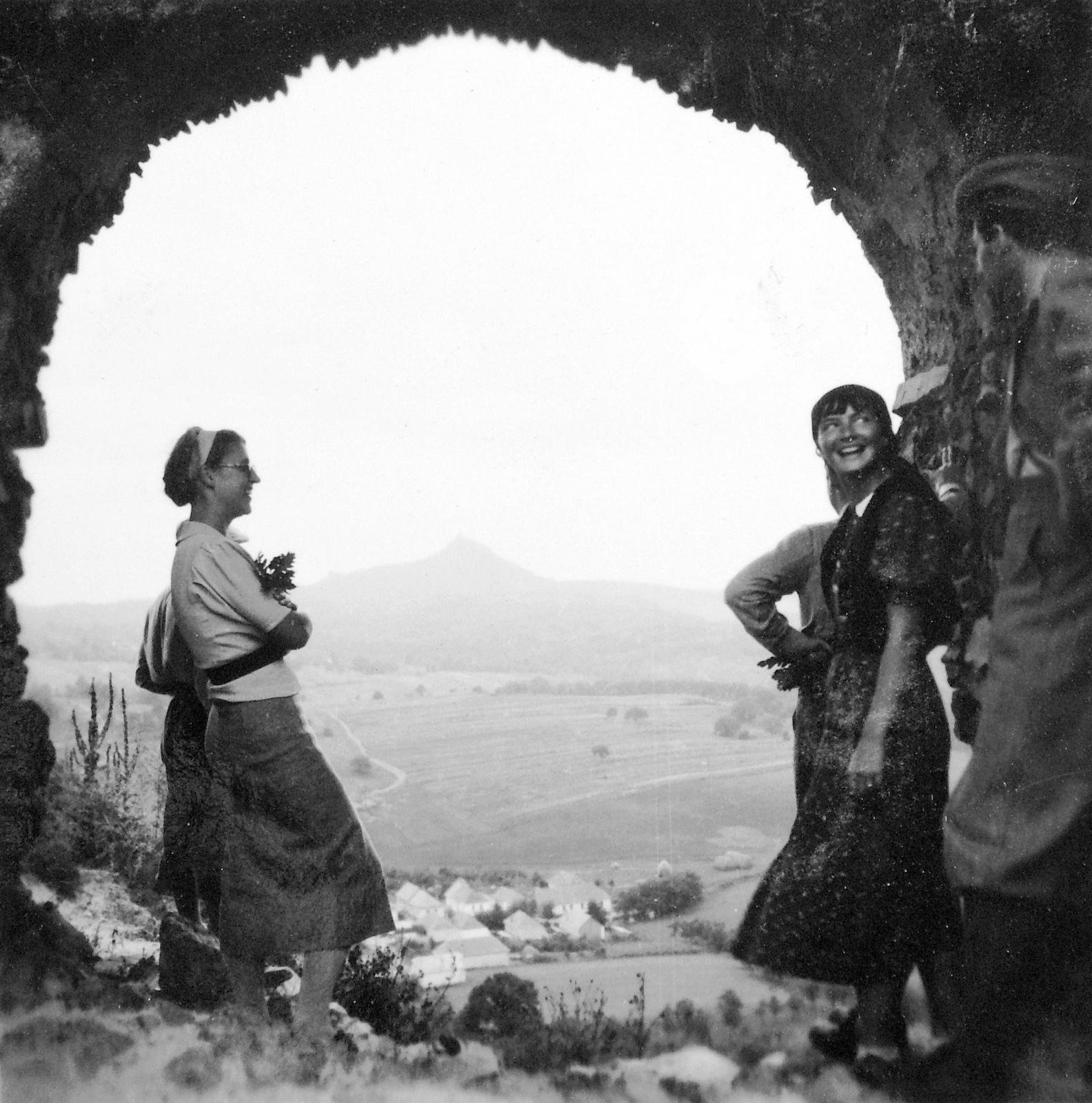 Hungary,Slovakia, Šiatorská Bukovinka, Somoskő vára, háttérben Salgó vára., 1937, Gyöngyi, Czechoslovakia, castle ruins, Fortepan #6883