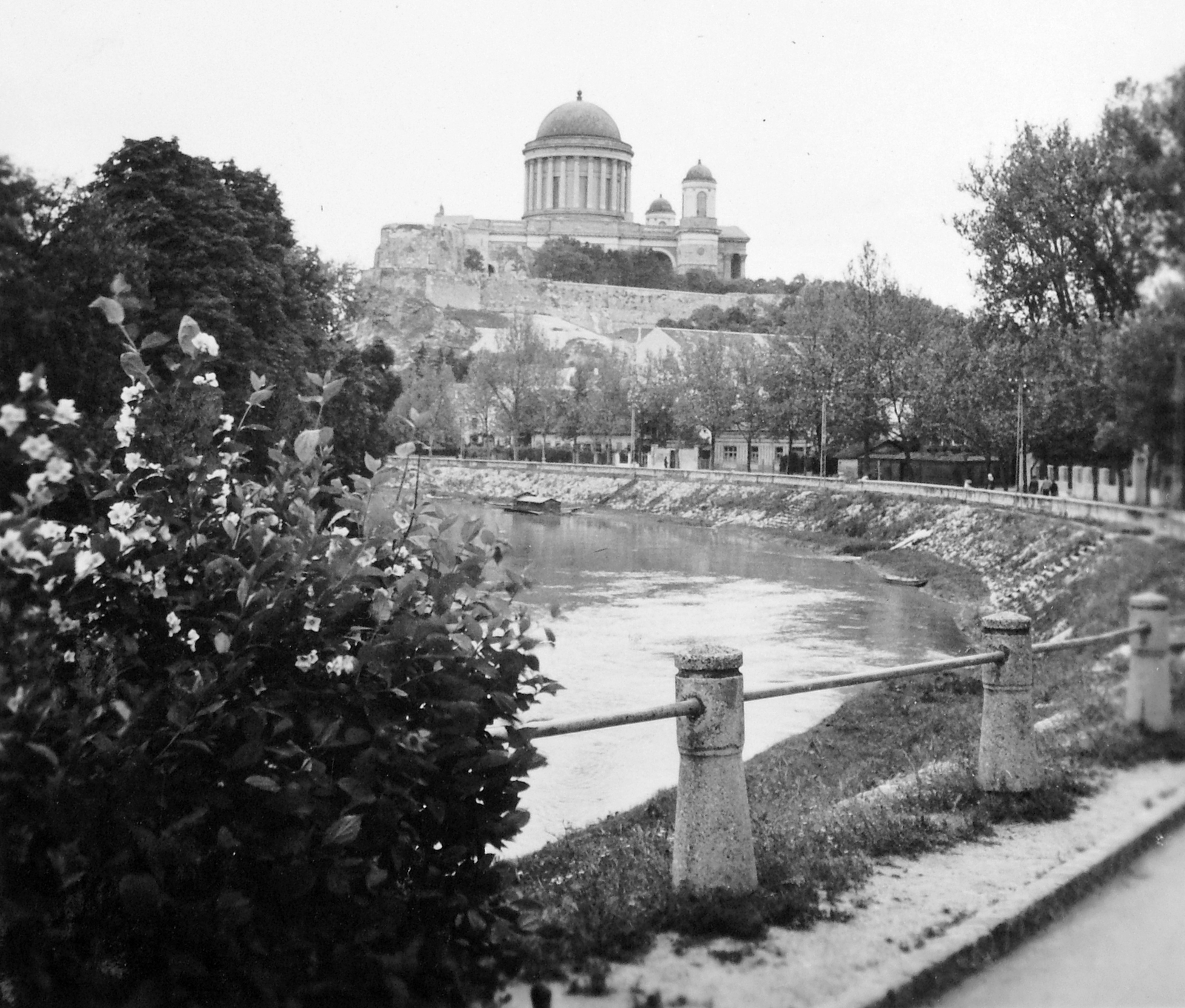 Hungary, Esztergom, Kis-Duna, háttérben a Bazilika., 1938, Gyöngyi, railing, Fortepan #6891