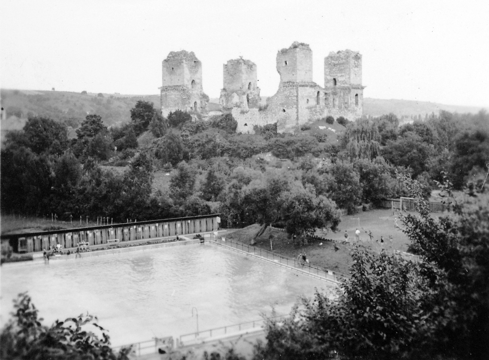 Hungary, Diósgyőr, Miskolc, Vár és előtte a strand., 1938, Gyöngyi, beach, pool, picture, ruins, castle ruins, castle, Fortepan #6894