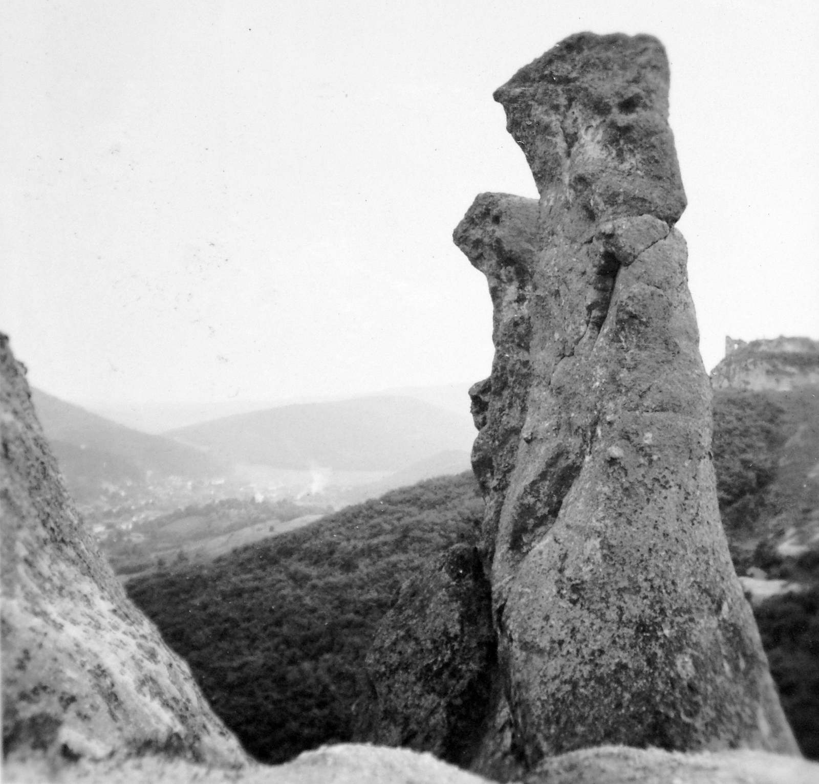 Hungary, Sirok, A siroki sziklák, háttérben balra a falu, jobbra a vár., 1938, Gyöngyi, landscape, rock, Fortepan #6902